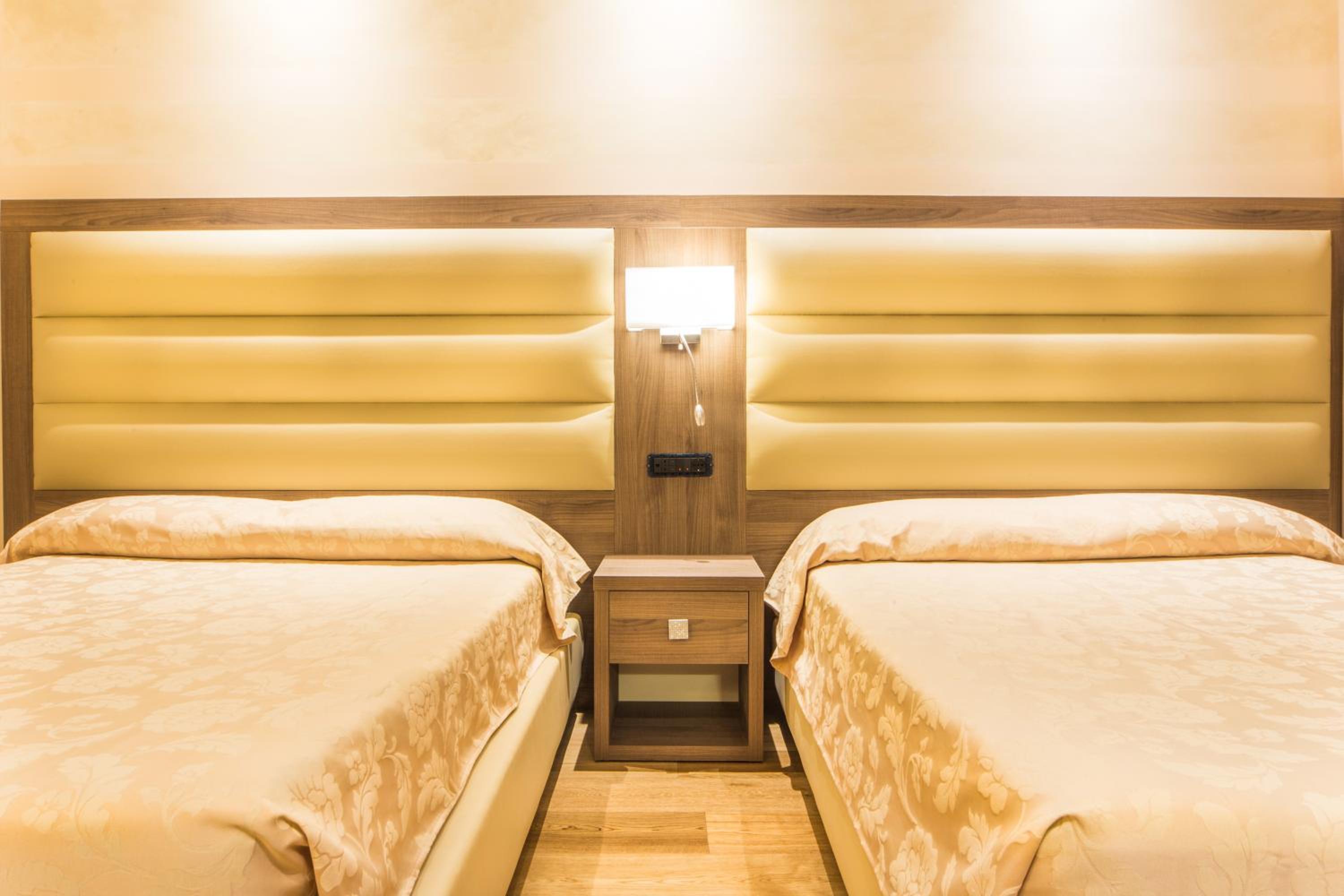 Standard Twin Room - Photo 13