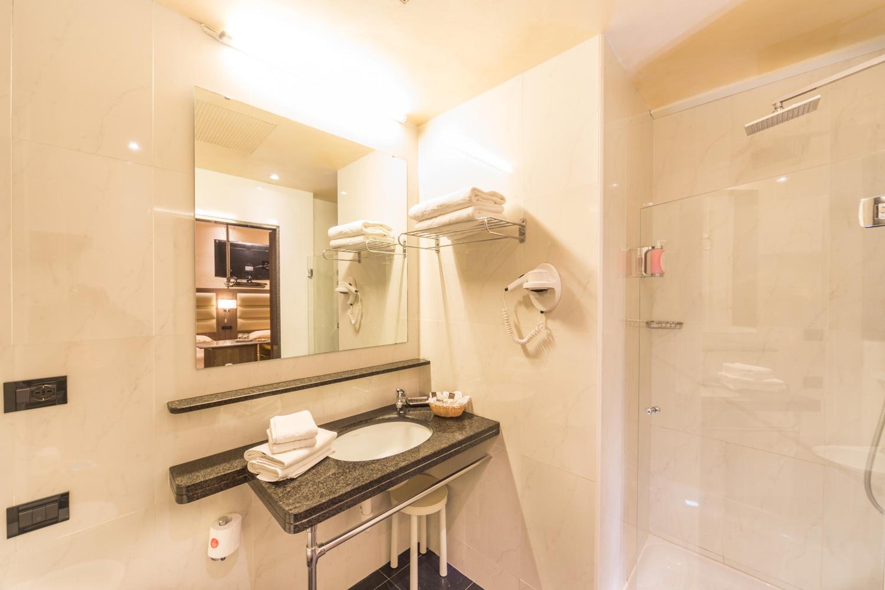 Standard Twin Room - Photo 12