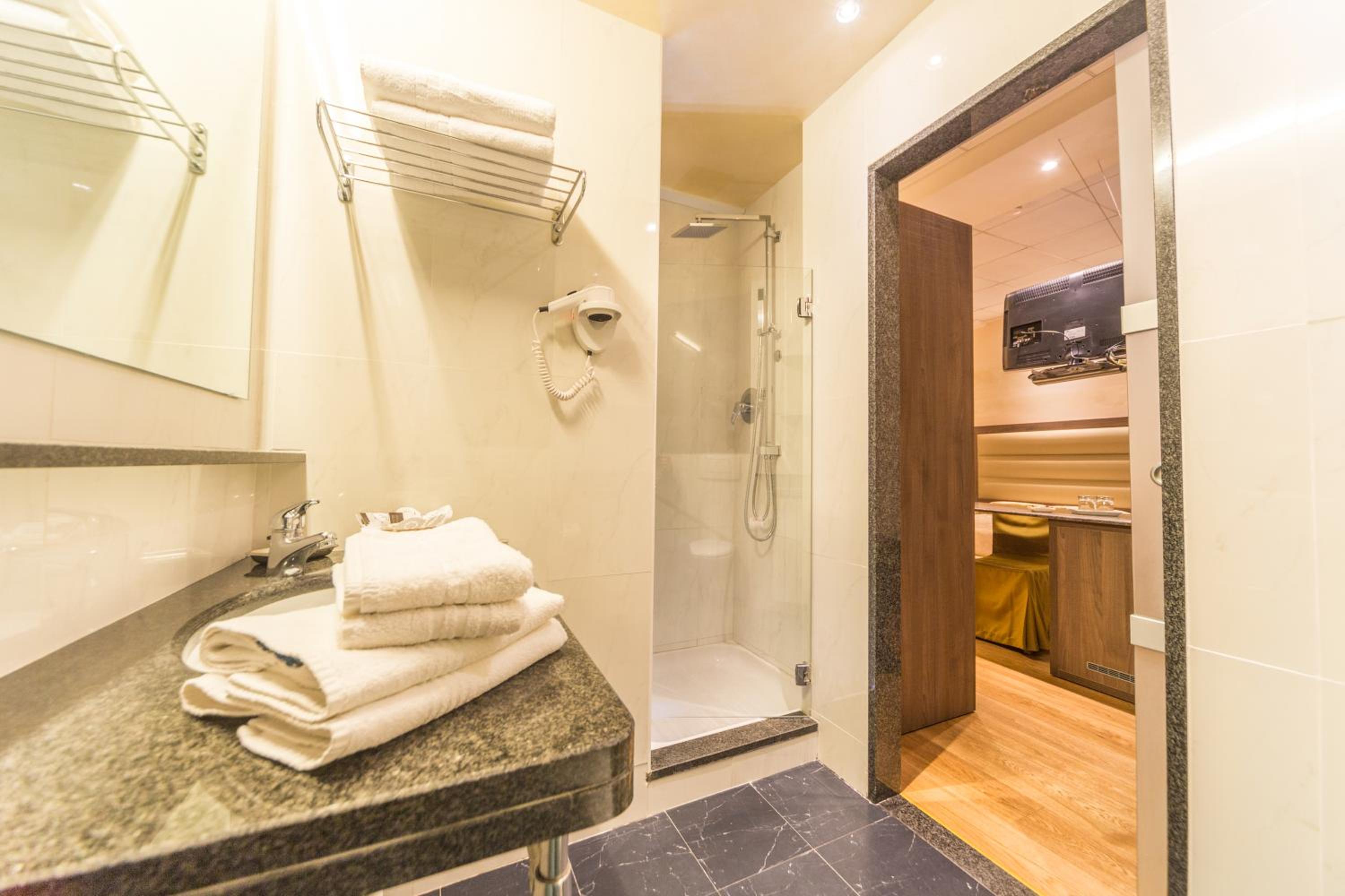 Standard Twin Room - Photo 2