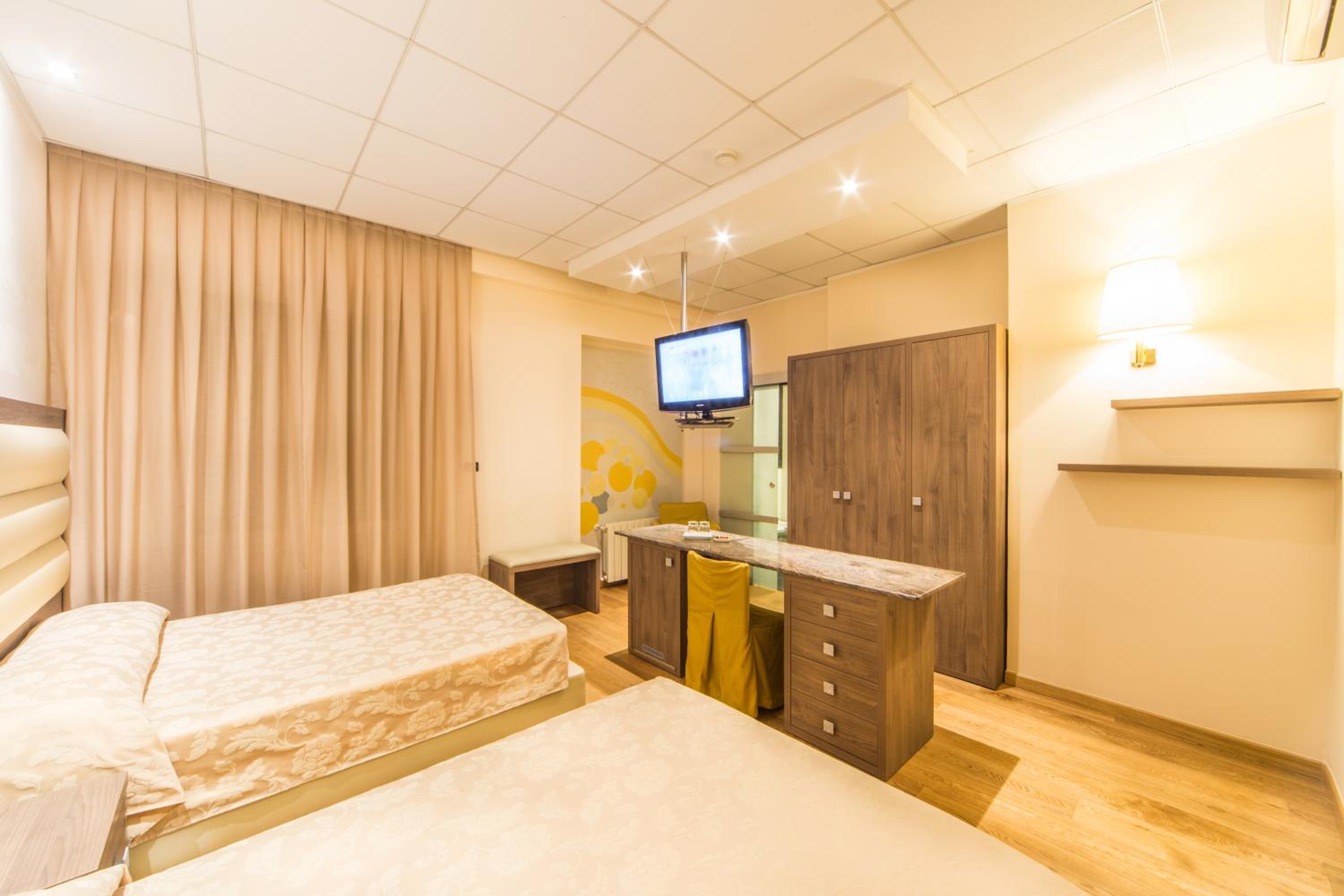Standard Twin Room - Photo 10