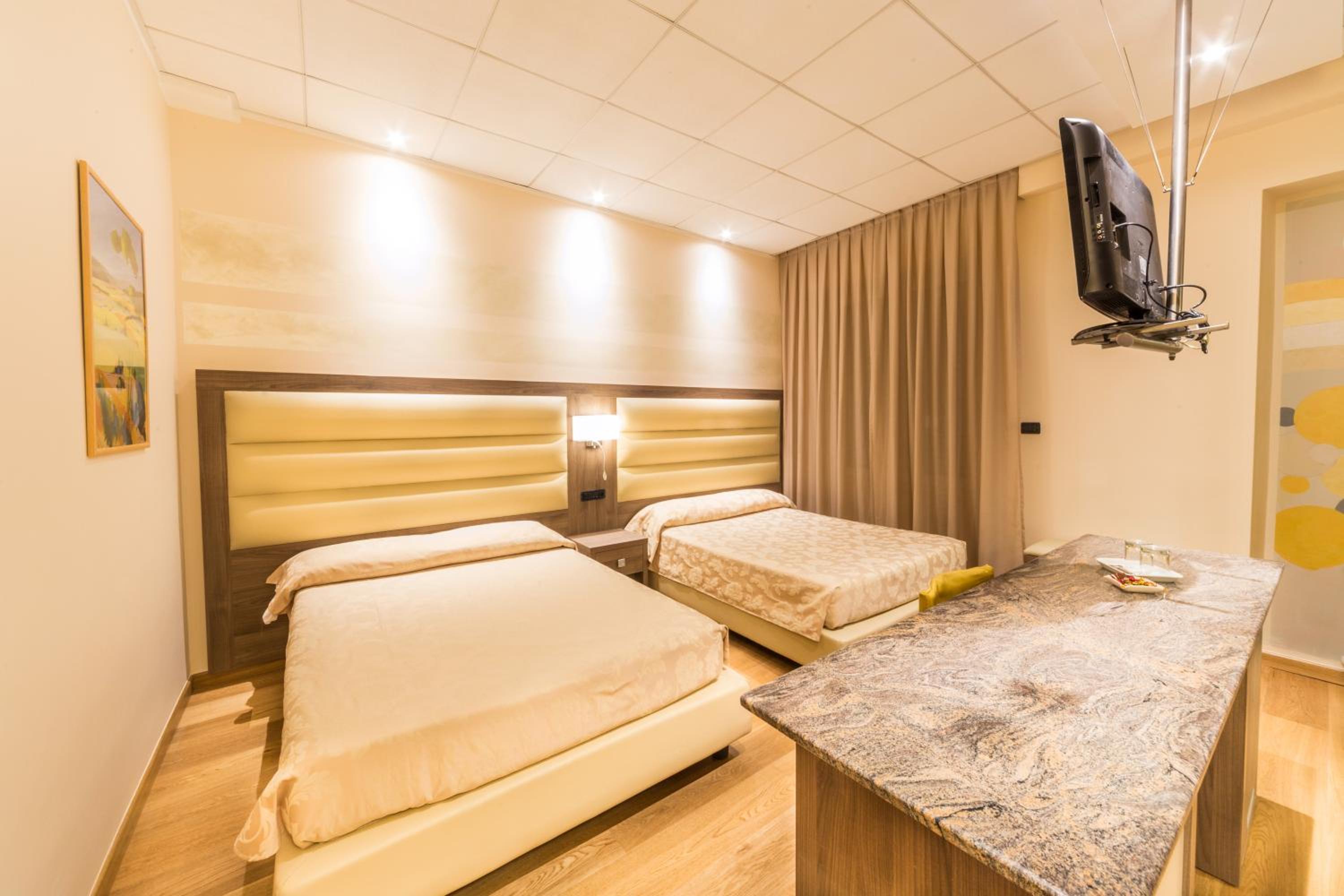 Standard Twin Room - Photo 1