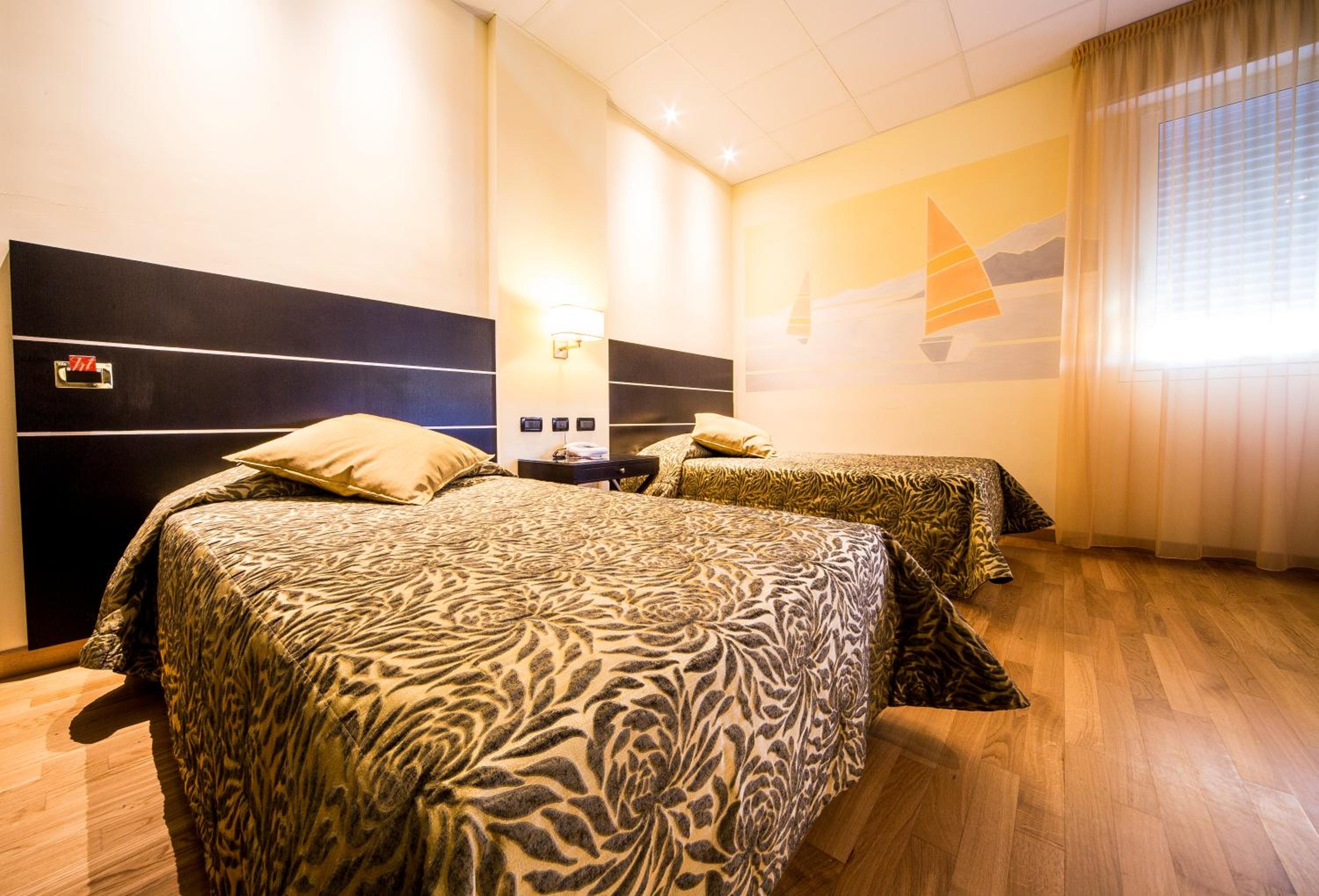 Standard Twin Room - Photo 8