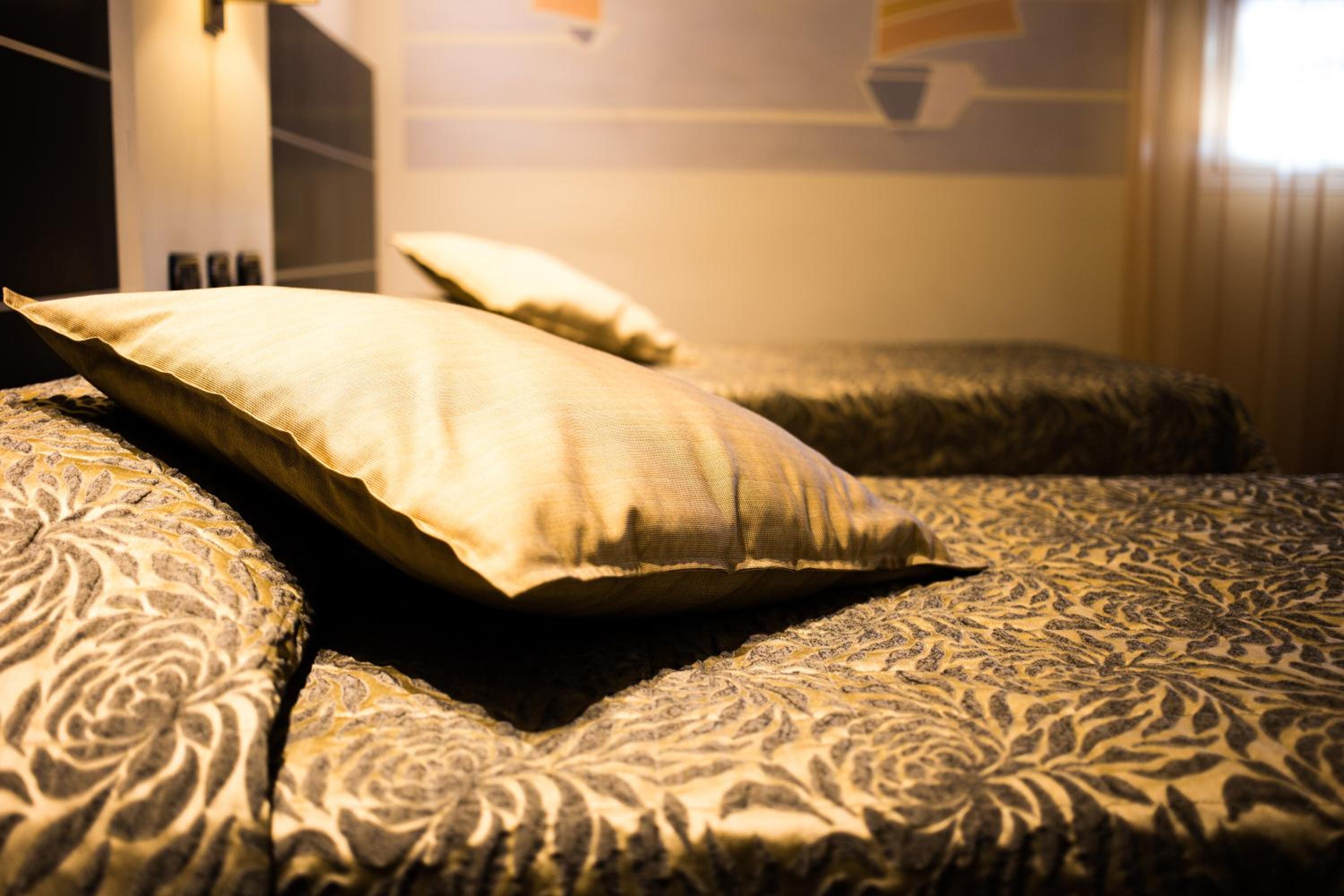 Standard Twin Room - Photo 9