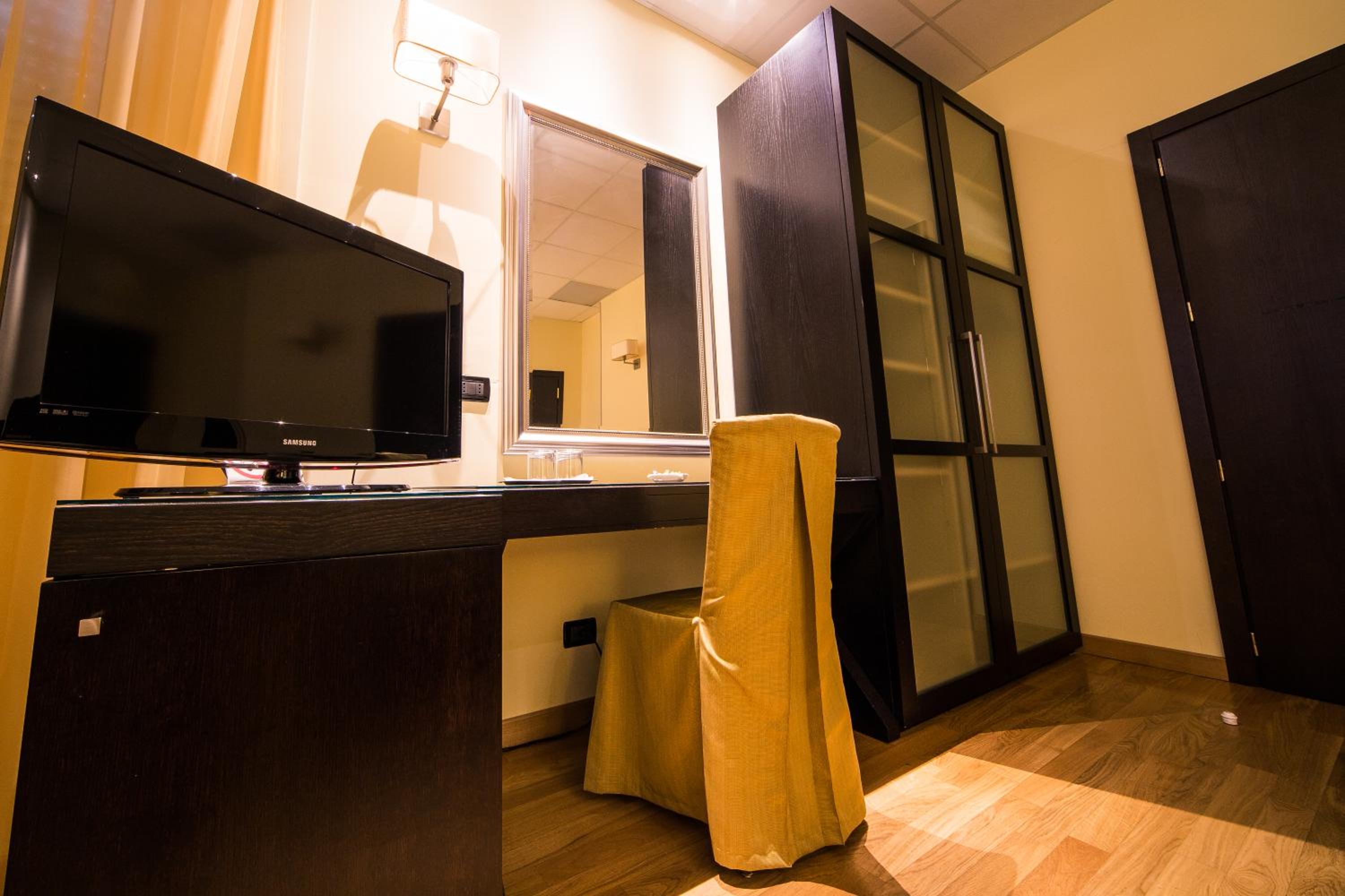 Standard Twin Room - Photo 6