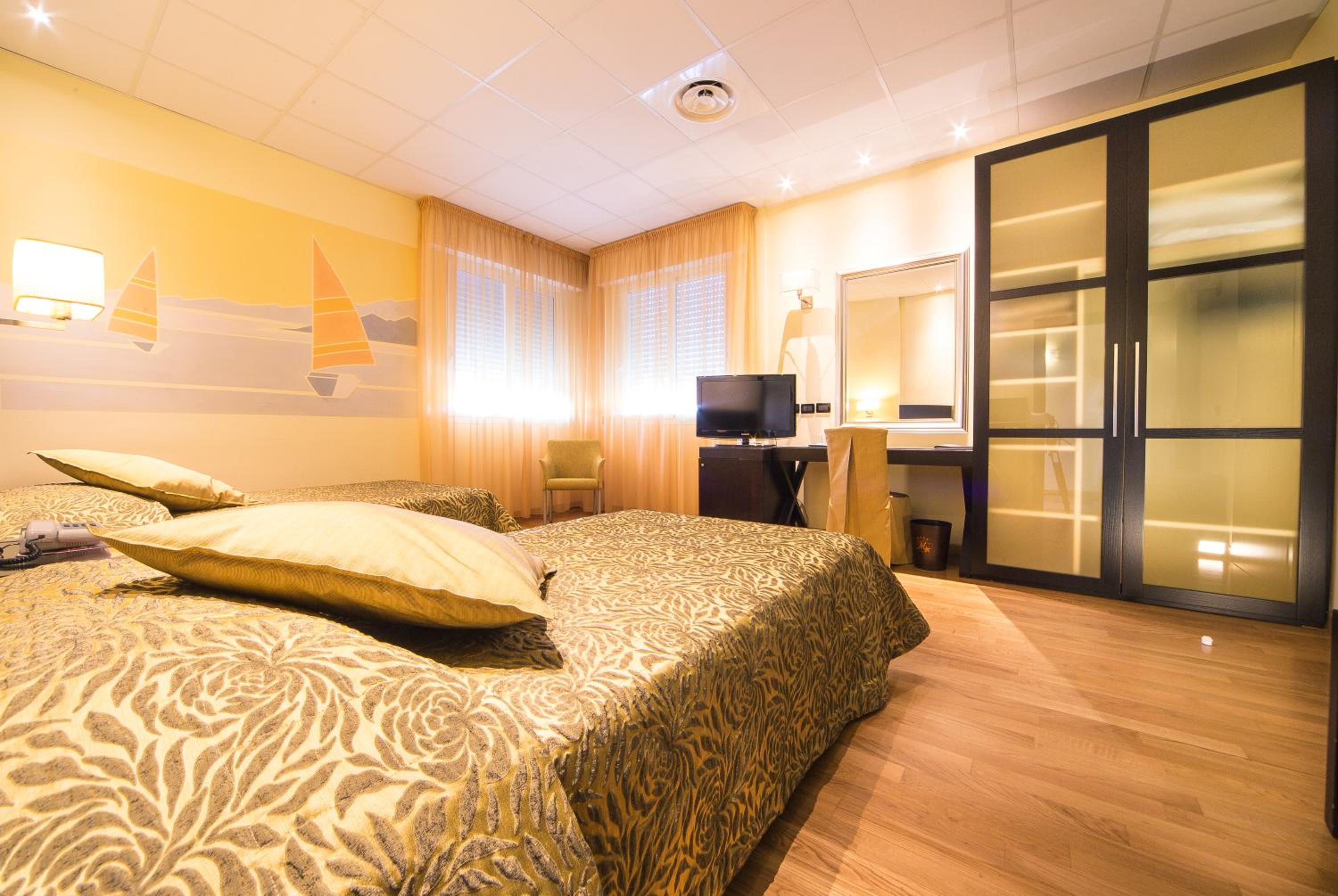 Standard Twin Room - Photo 11