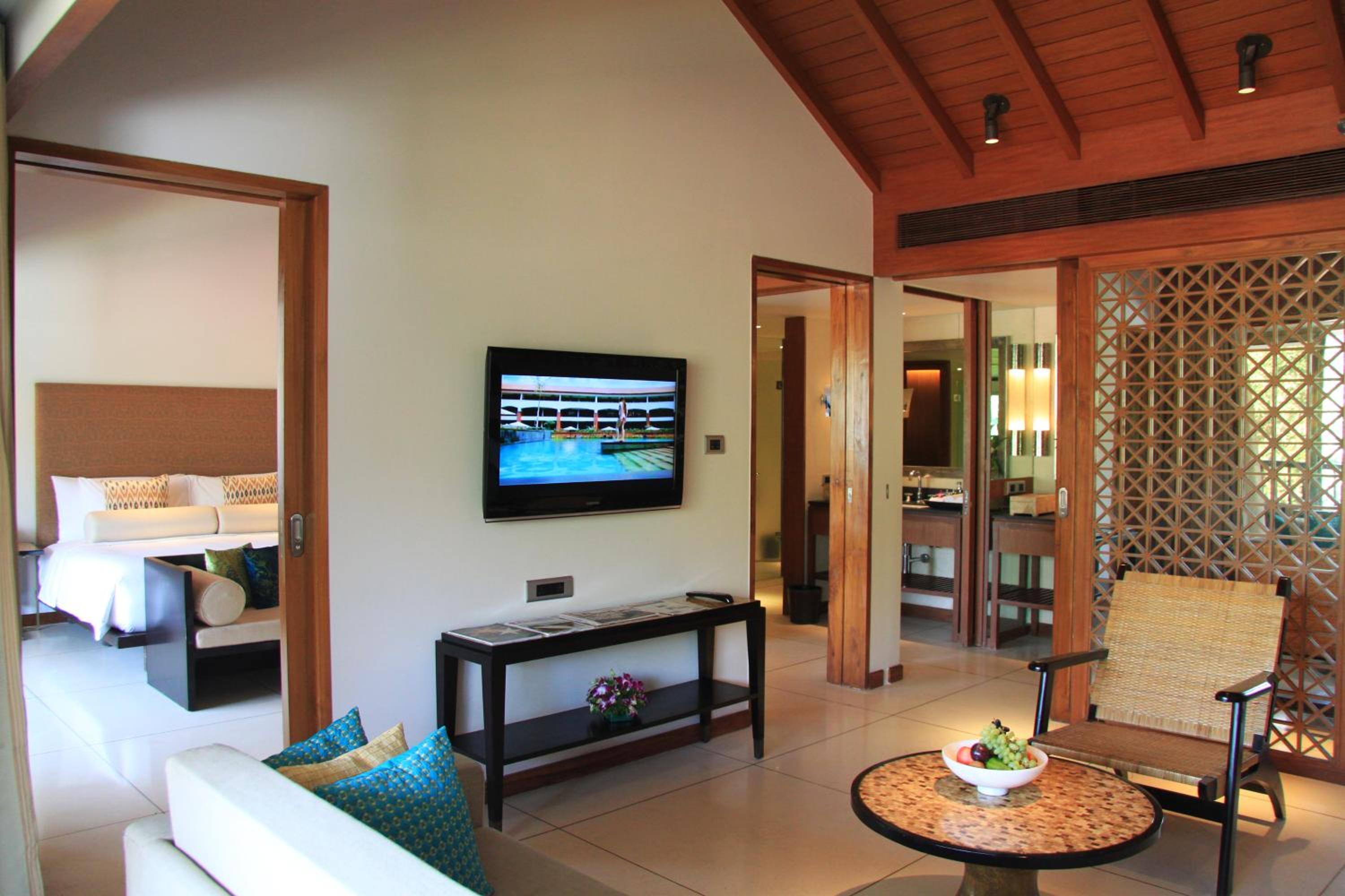 Club Suite with Balcony and Pool View photo 3