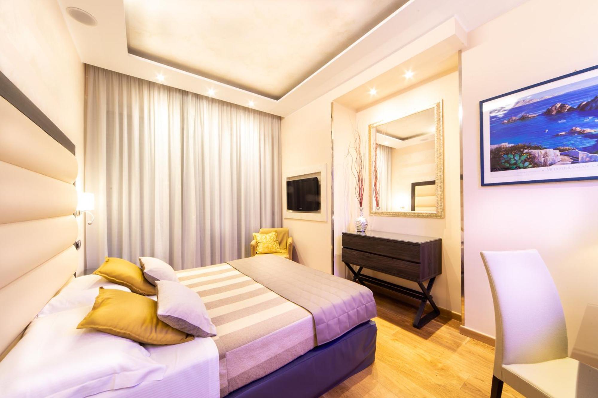 Junior Suite with Balcony and Pool View - Photo 9