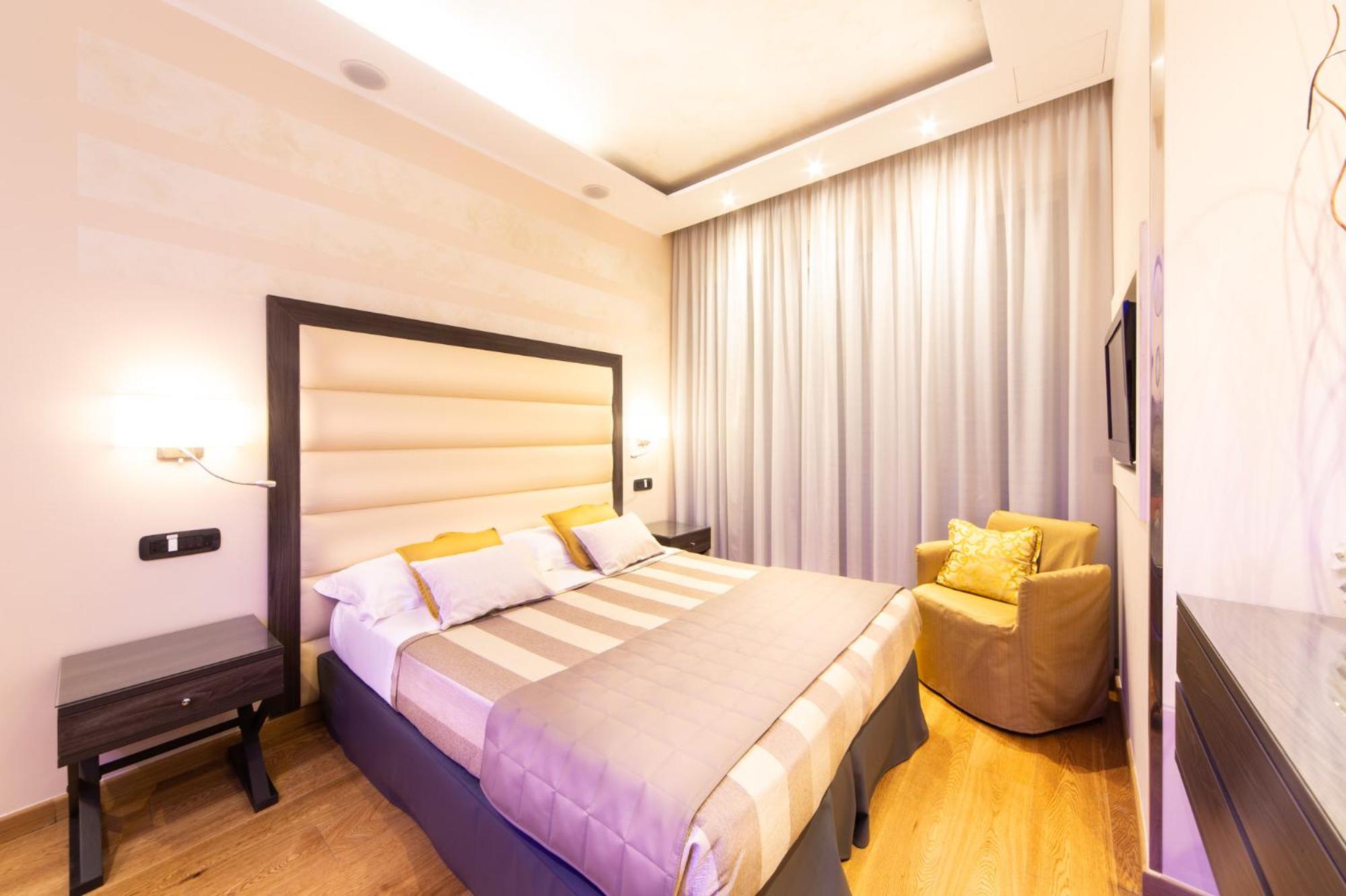 Junior Suite with Balcony and Pool View - Photo 12