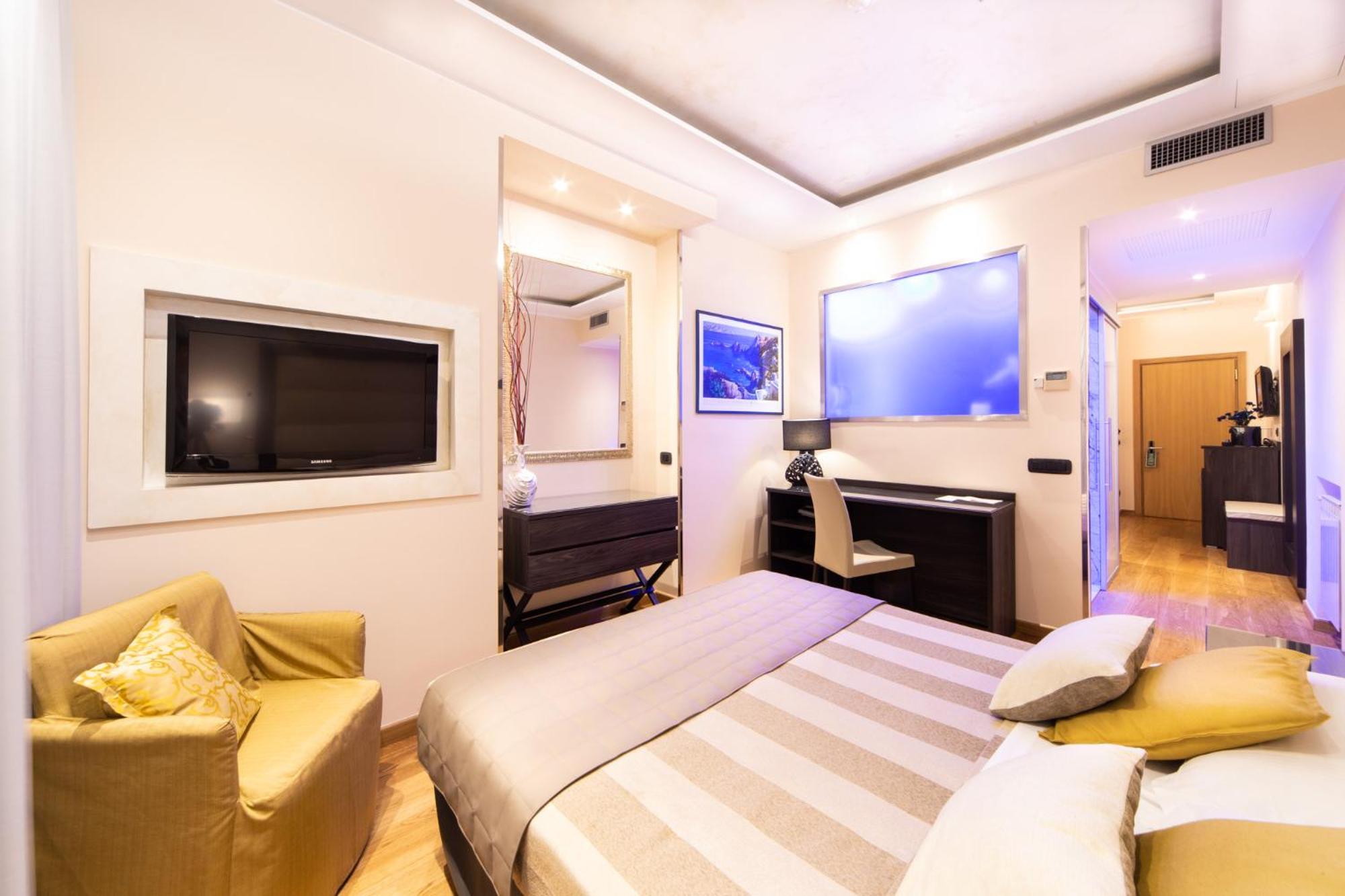 Junior Suite with Balcony and Pool View - Photo 2
