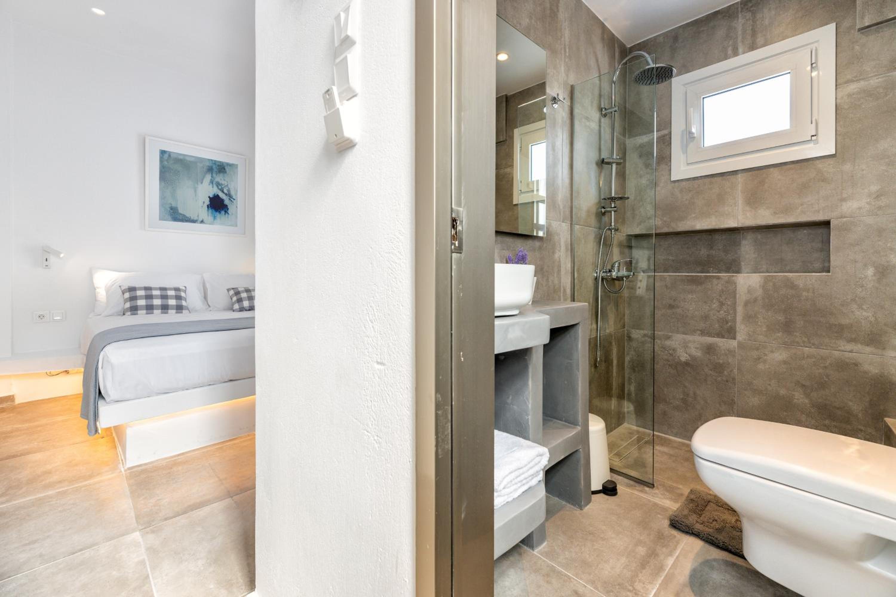 Deluxe Double Room with Balcony - Photo 5