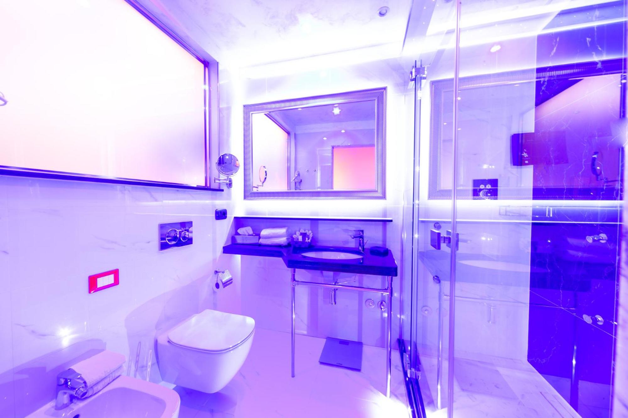 Junior Suite with Balcony and Pool View - Photo 4