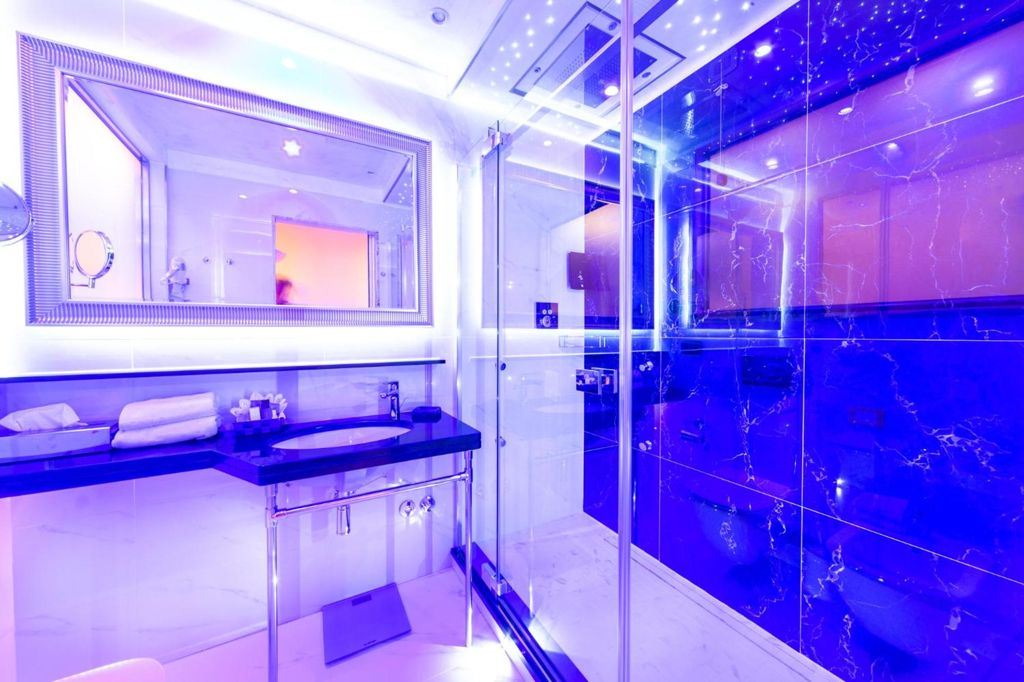 Junior Suite with Balcony and Pool View - Photo 21