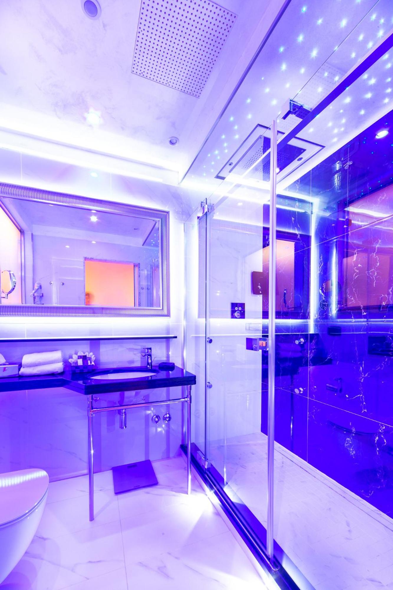 Junior Suite with Balcony and Pool View - Photo 11