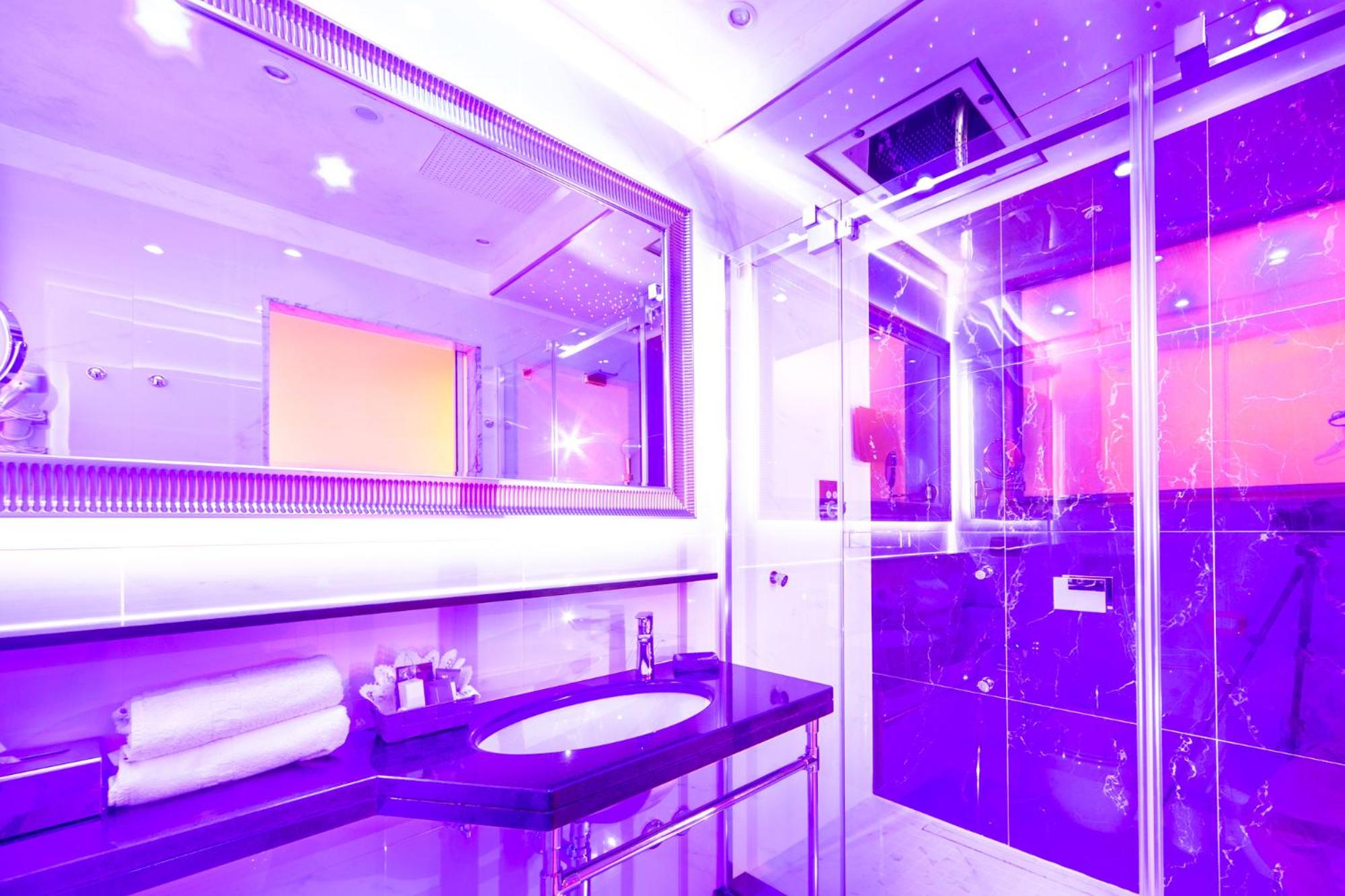 Junior Suite with Balcony and Pool View - Photo 19