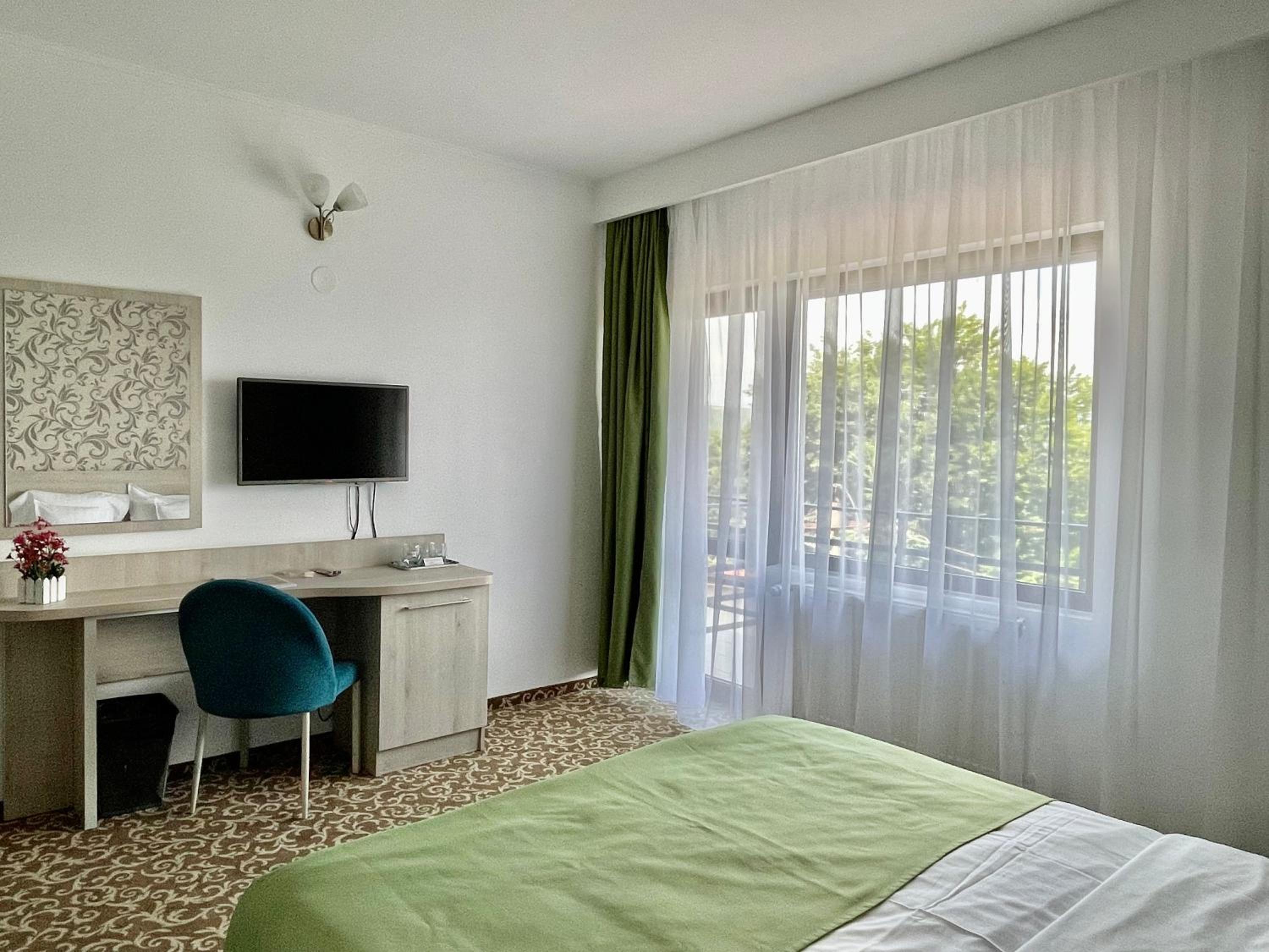 Double Room with Balcony - Photo 17