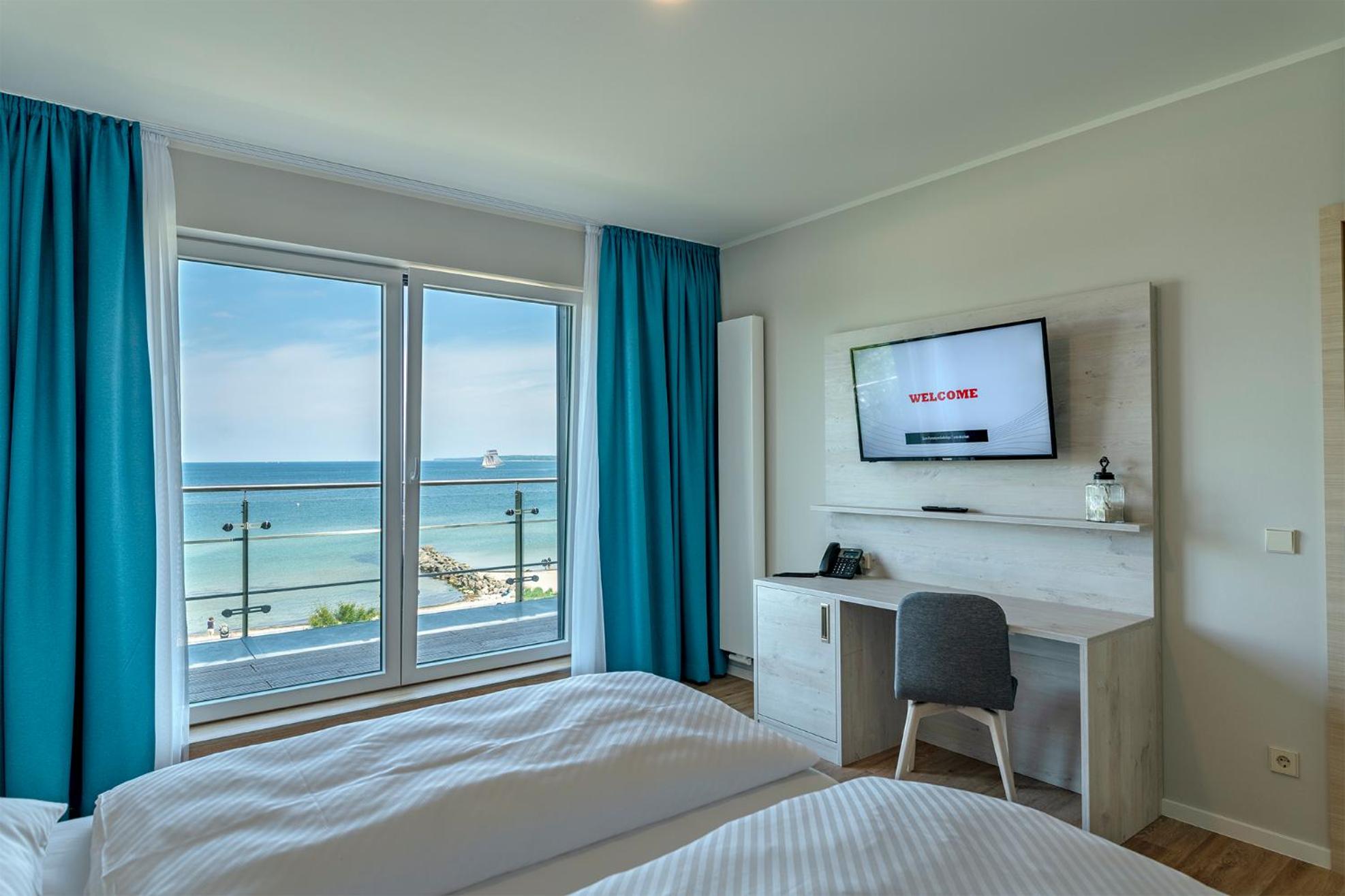 Deluxe Double Room thumbnail 5