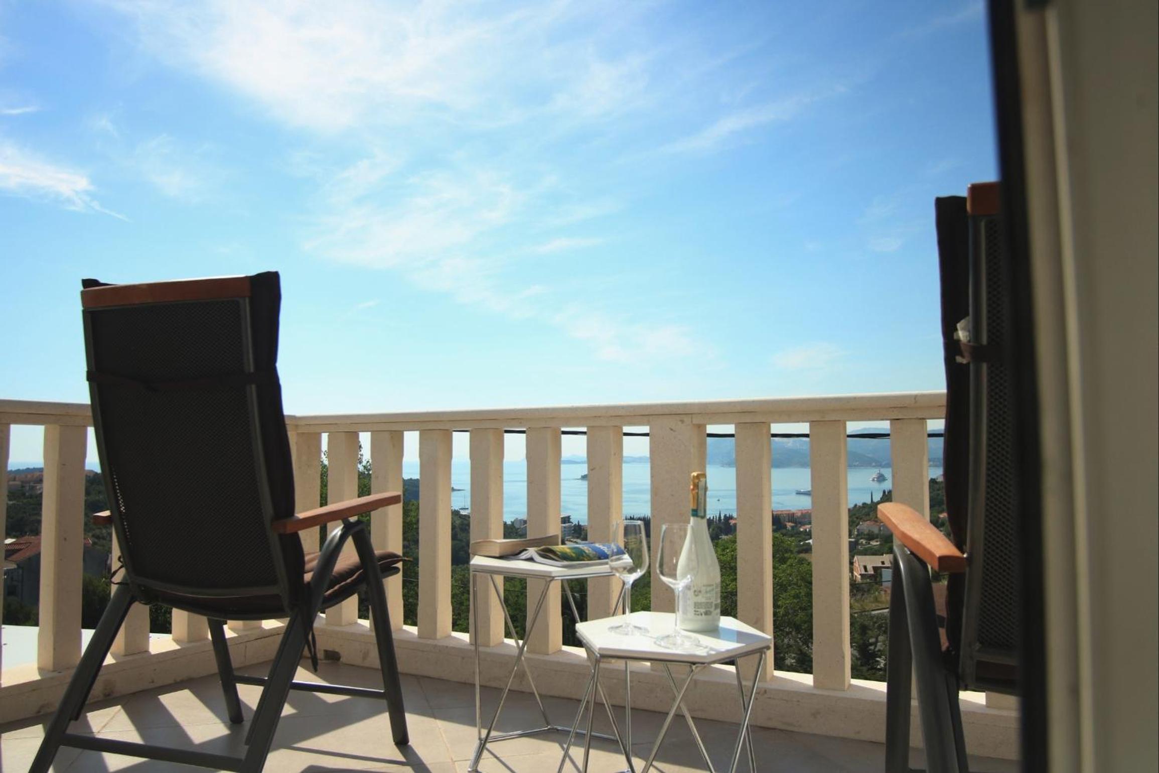 Two Bedroom Apartment with Balcony and Sea View photo 2
