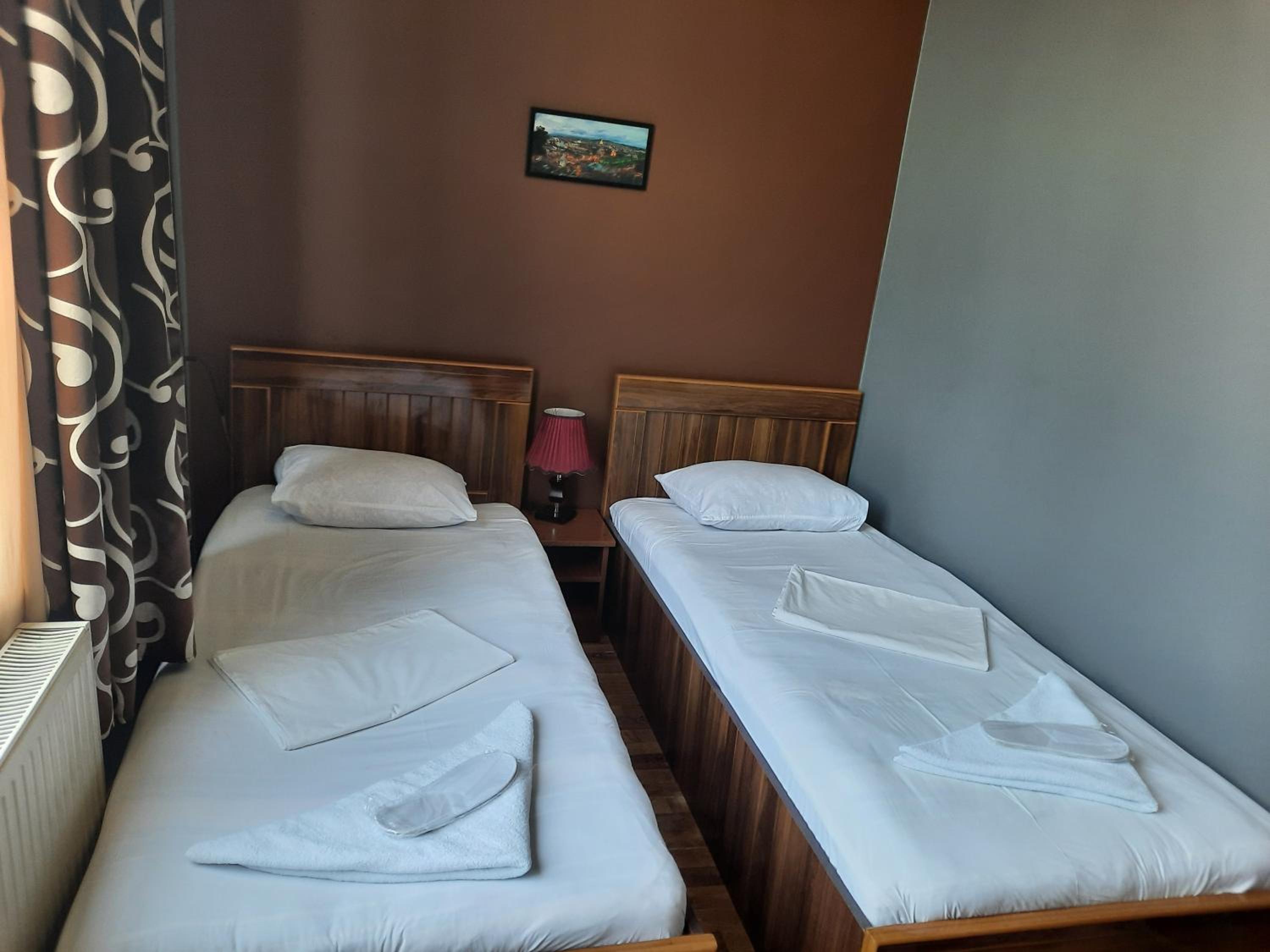 Small Twin Room - Photo 4