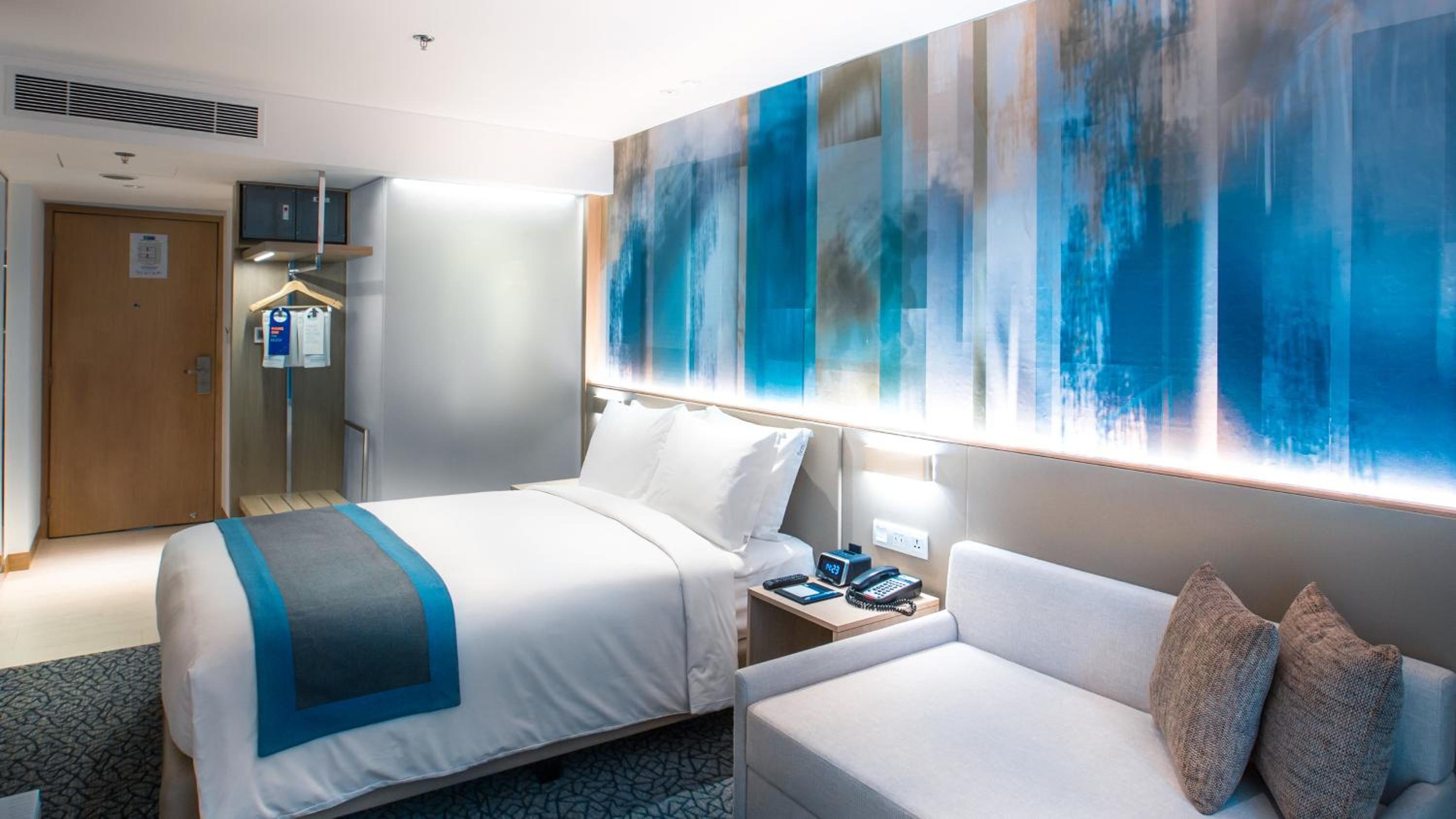 Standard Queen Room with Airport View