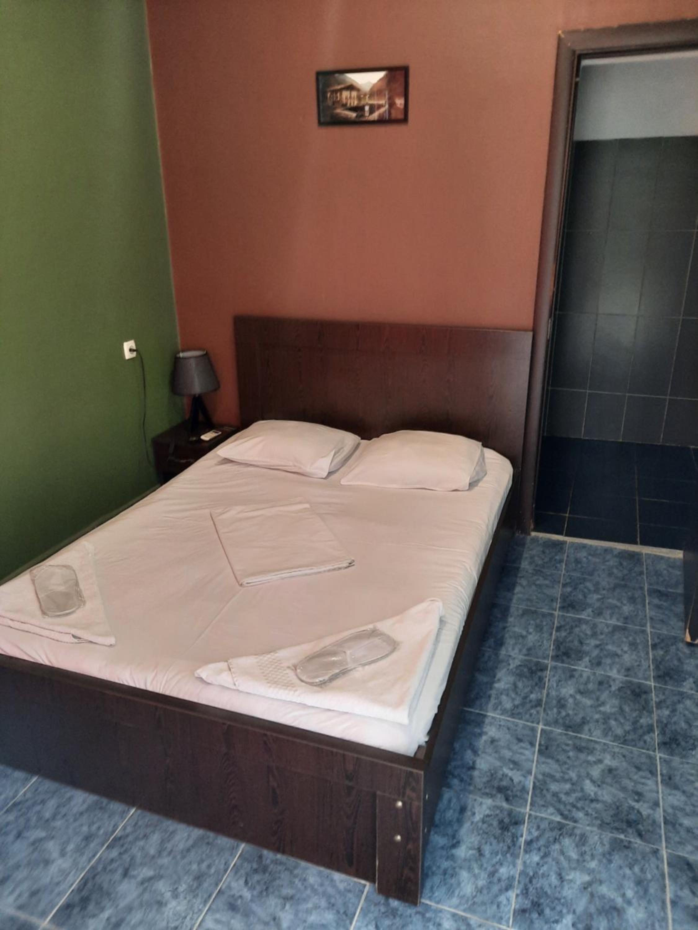 Double Room - Photo 5