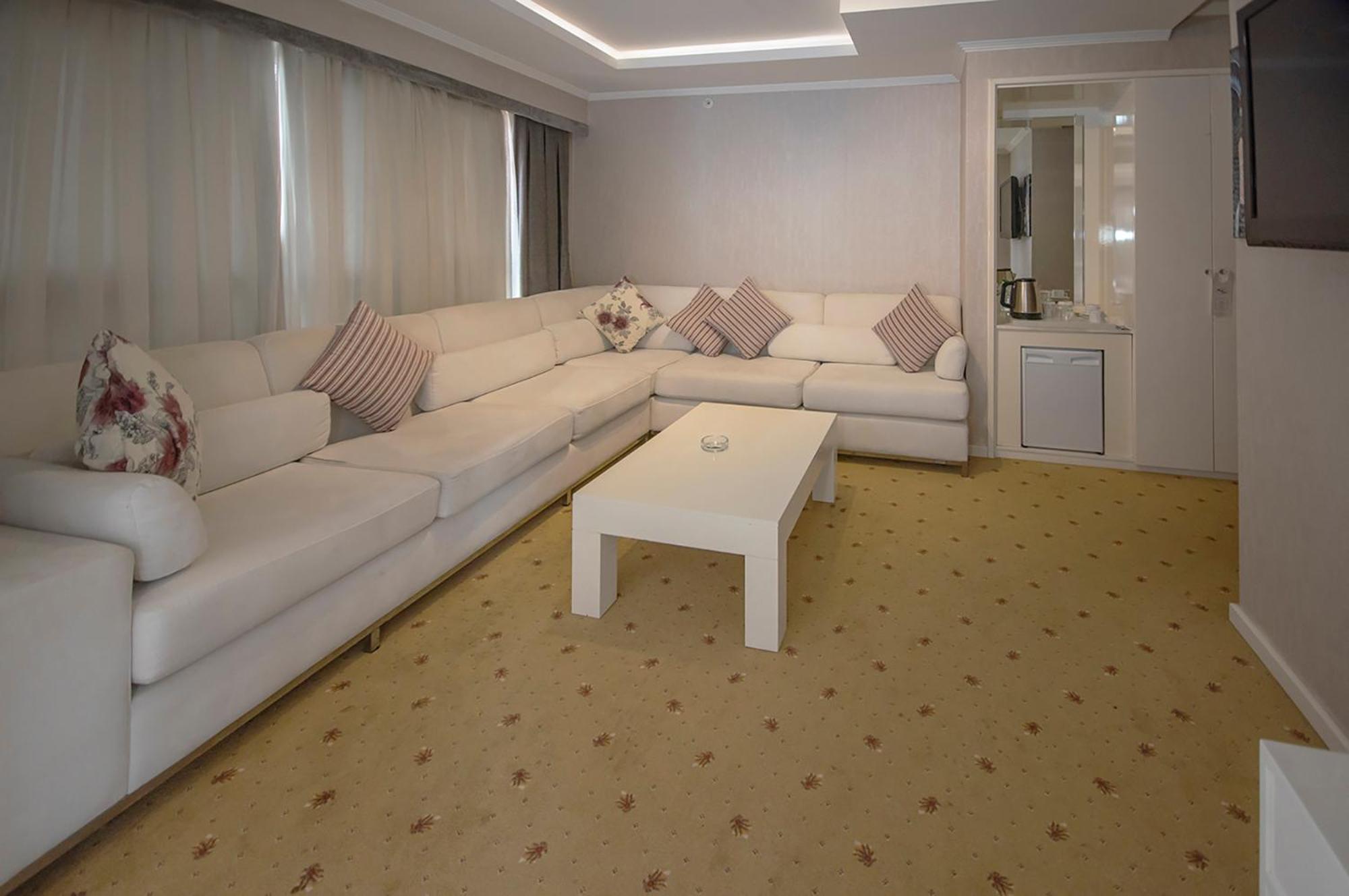 Luxury Quadruple Room thumbnail 5