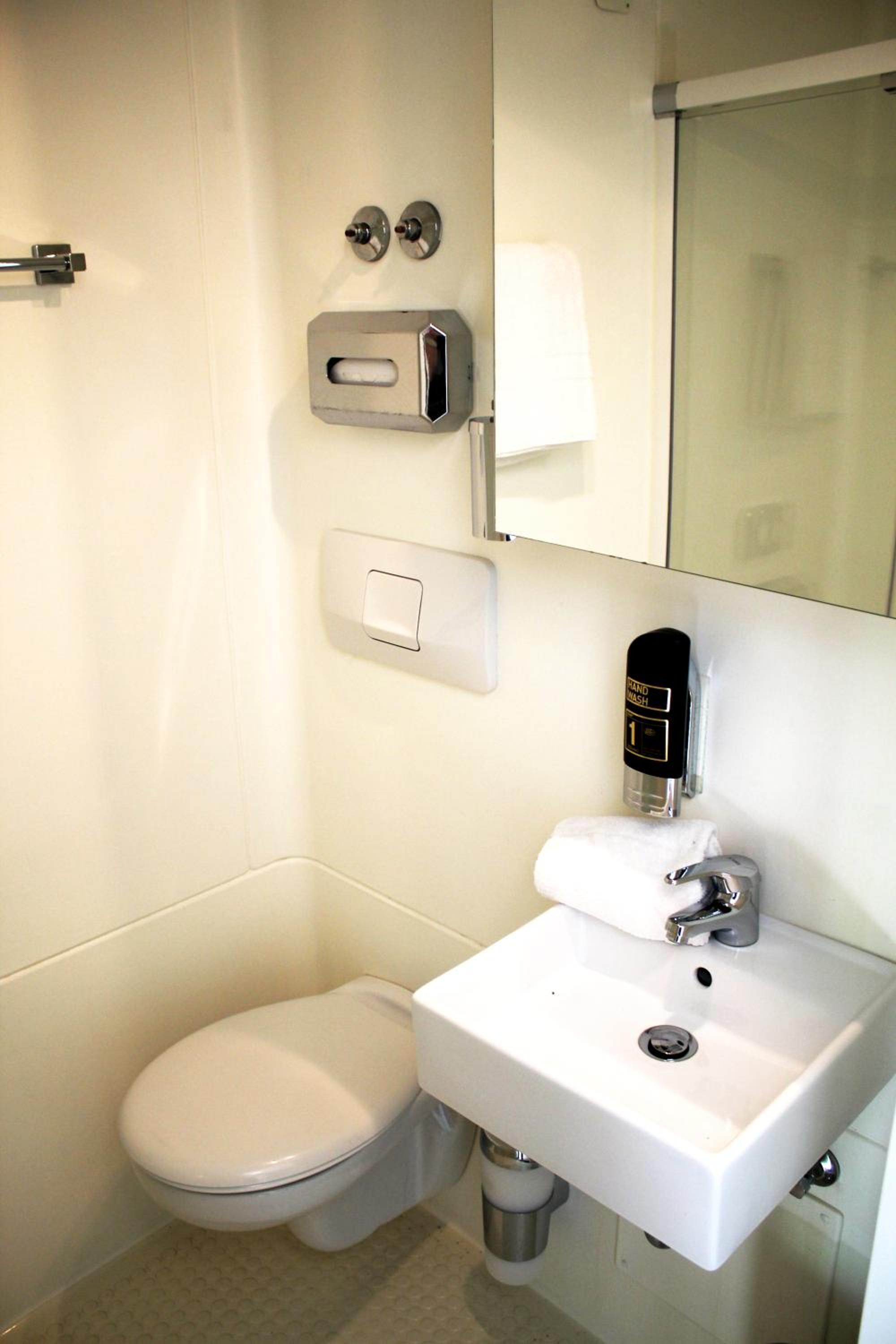 Budget Double Room - Photo 6