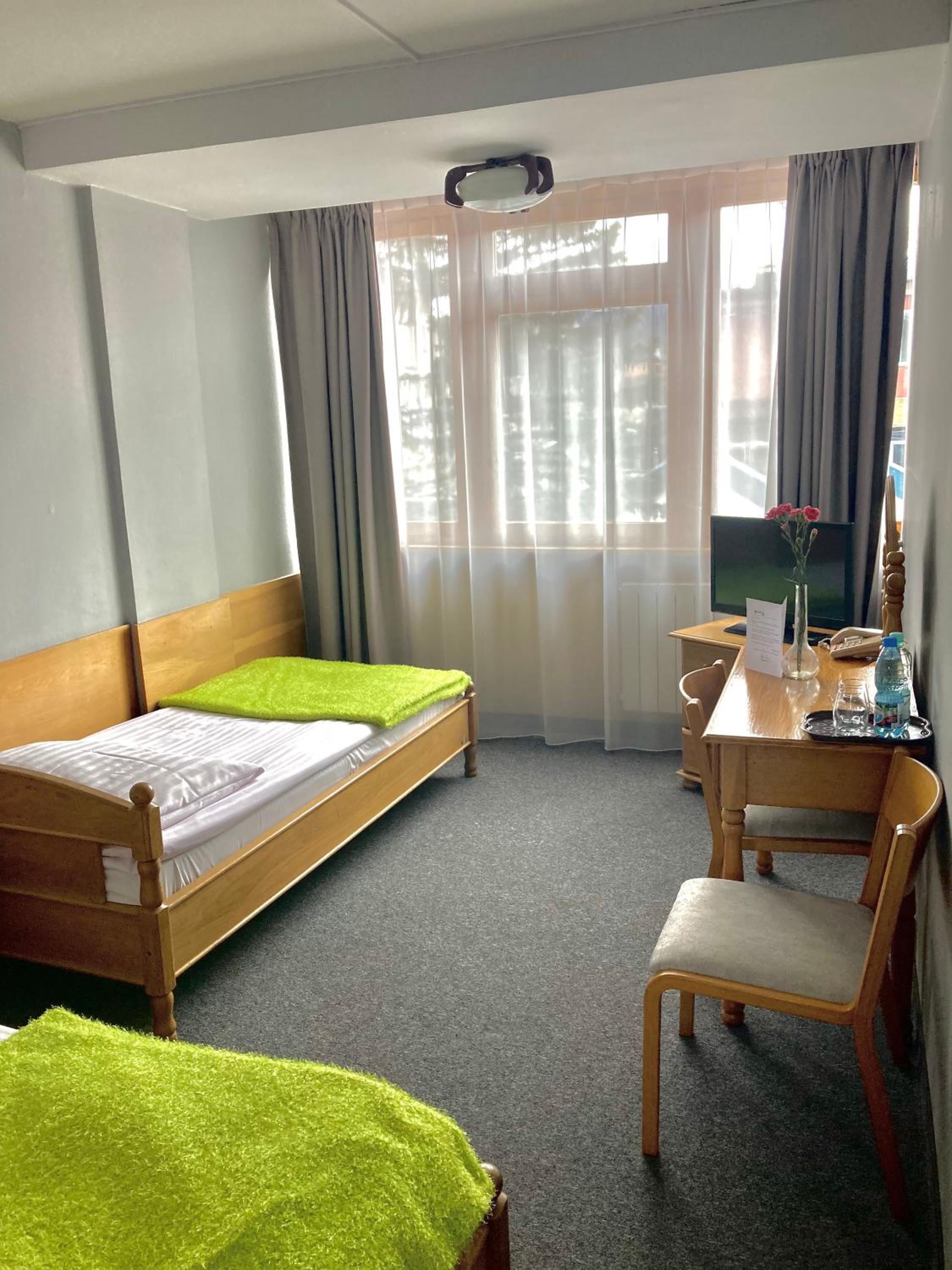 Standard Twin Room with Mountain View - Photo 3