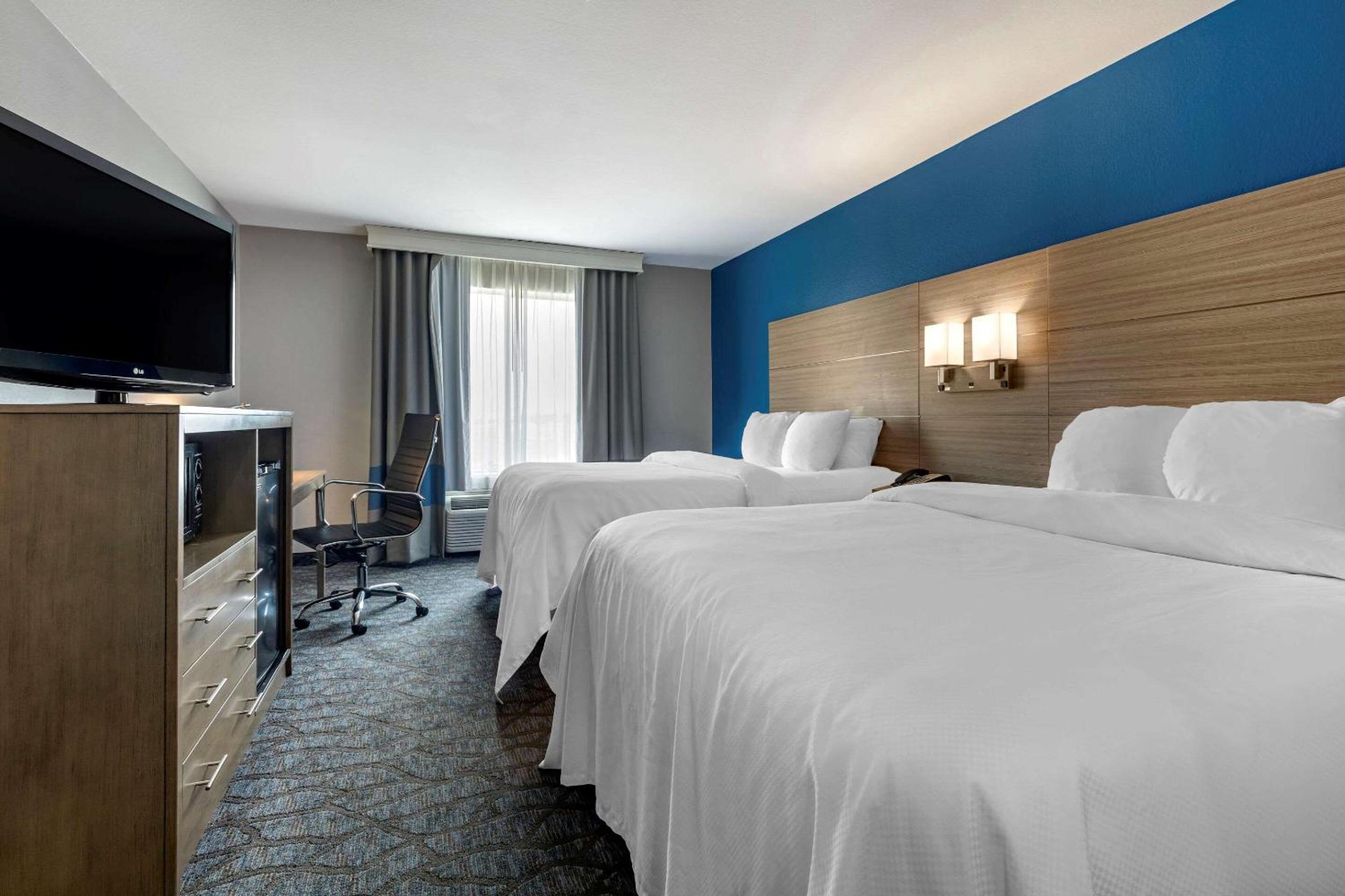 Queen Room with Two Queen Beds - Non-Smoking - Photo 1