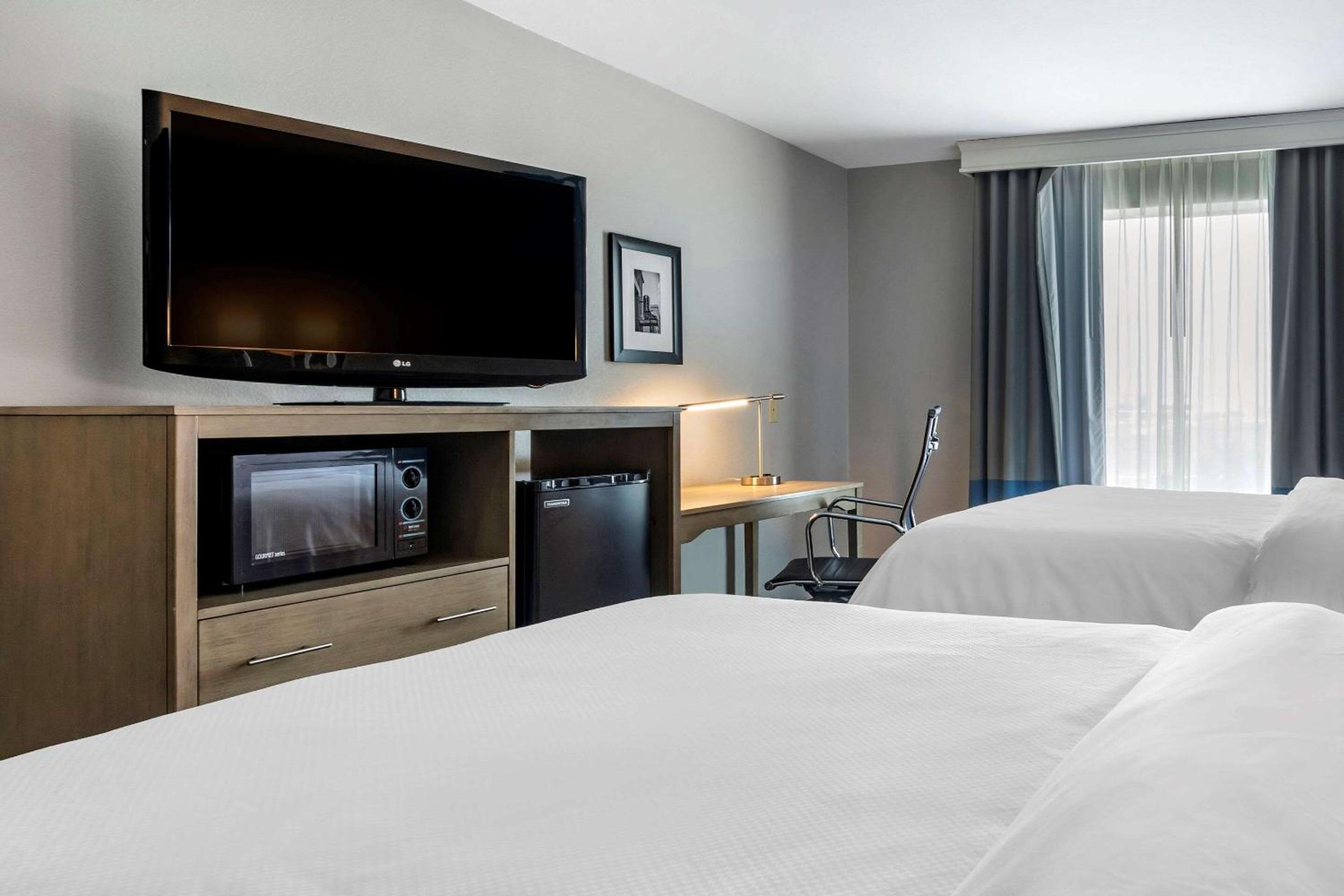 Queen Room with Two Queen Beds - Accessible/Non-Smoking  - Photo 4