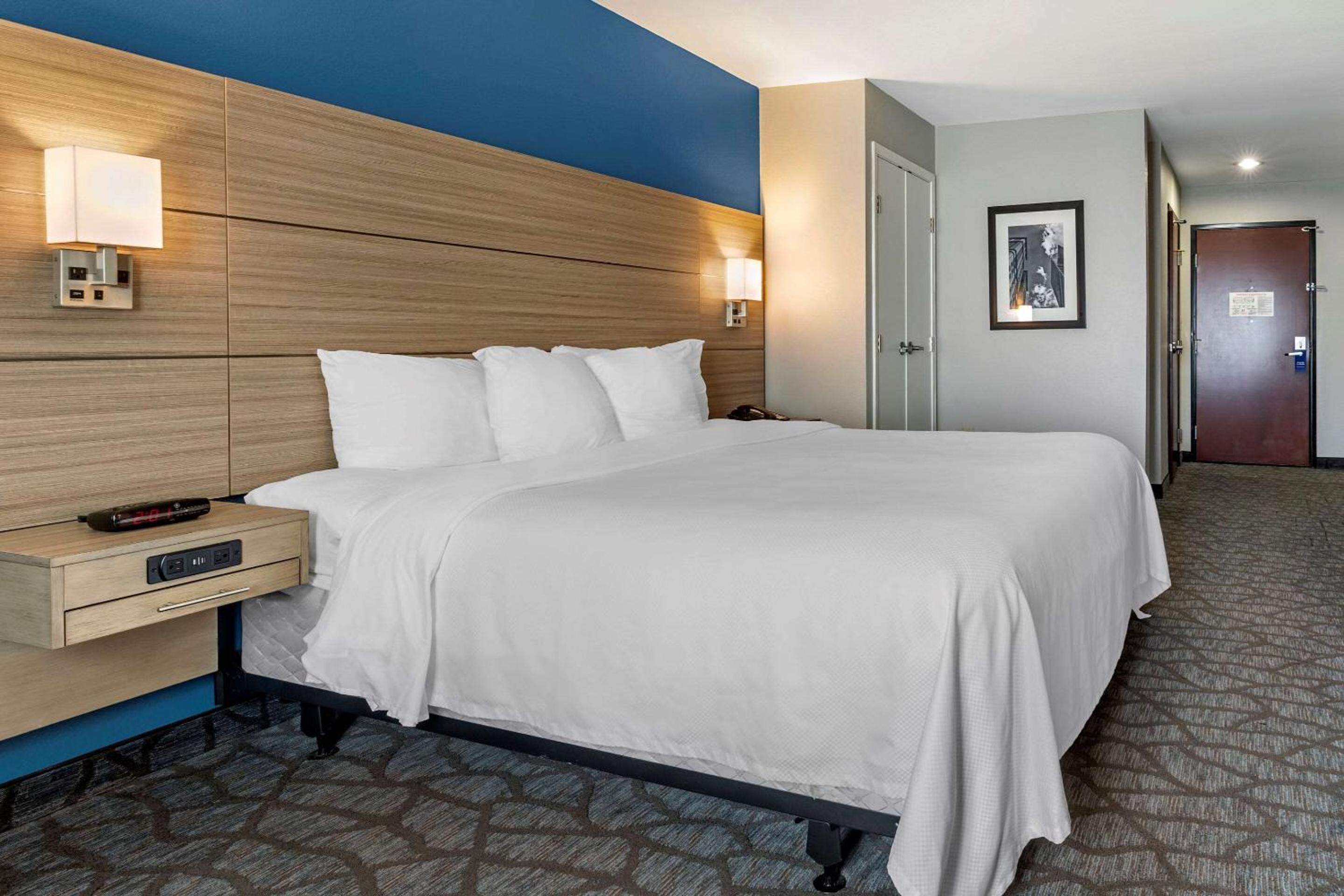 King Room - Accessible/Non-Smoking - Photo 2