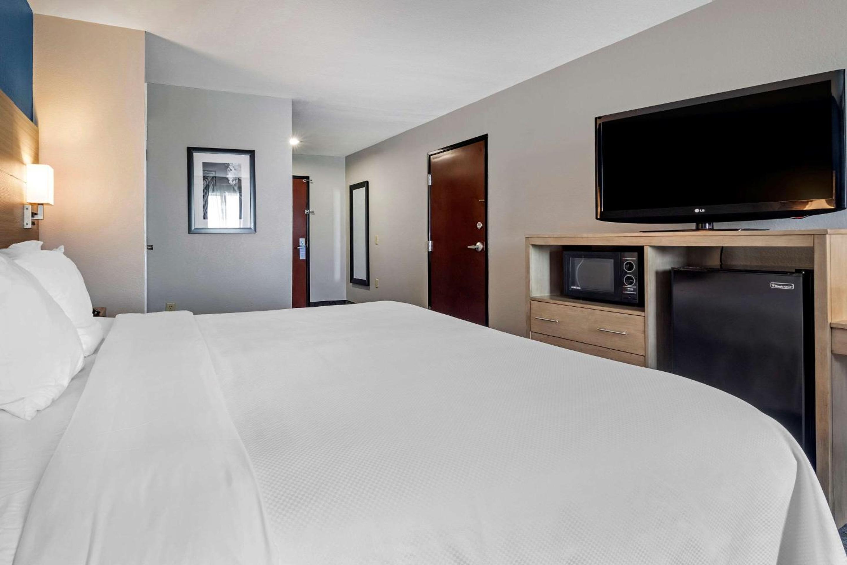 King Room - Accessible/Non-Smoking - Photo 3