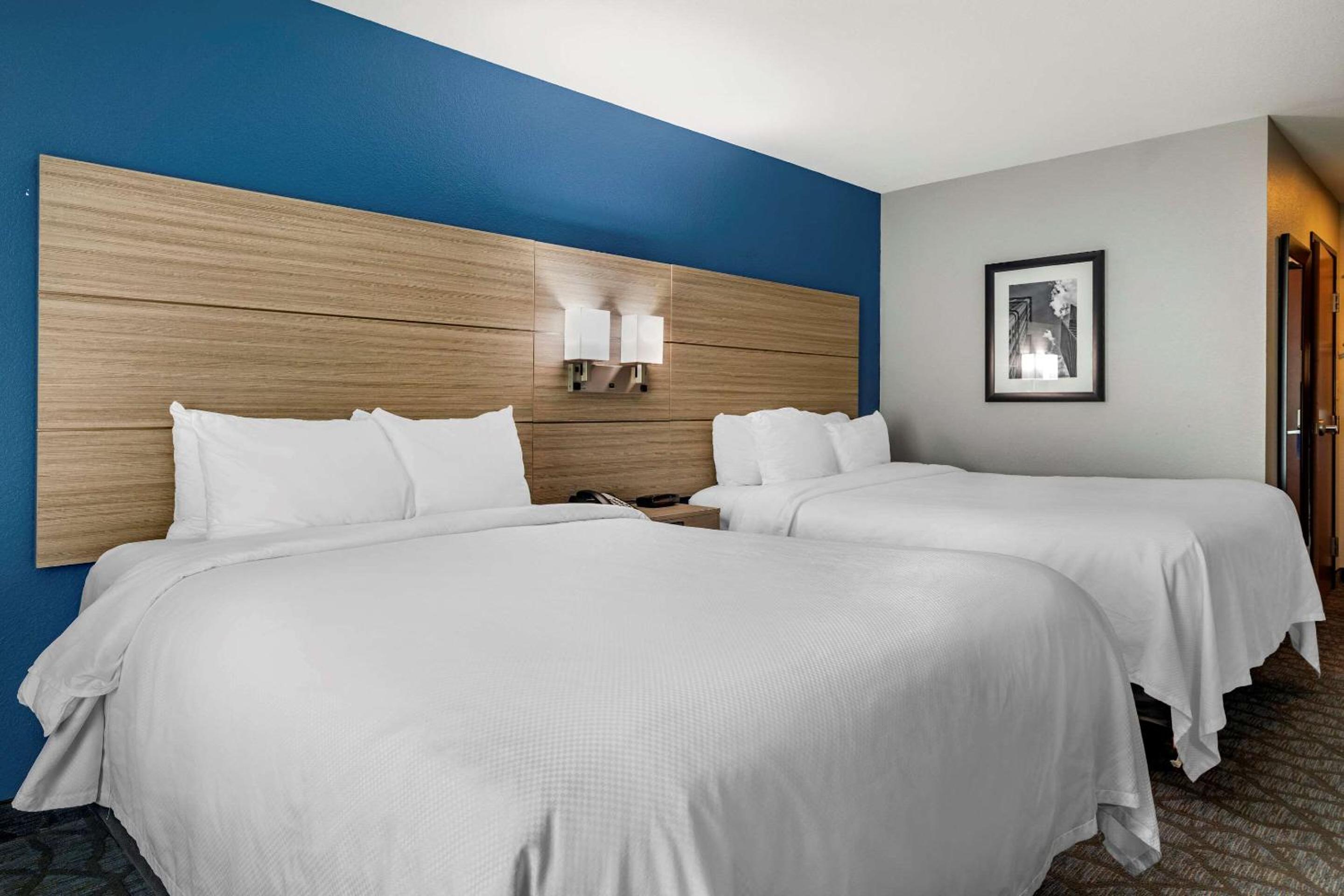 Queen Room with Two Queen Beds - Non-Smoking - Photo 6