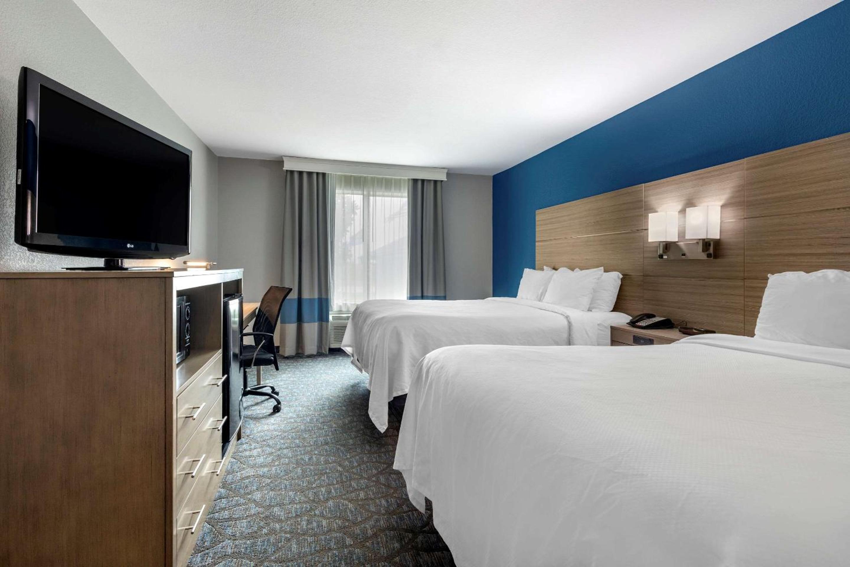 Queen Room with Two Queen Beds - Non-Smoking - Photo 4