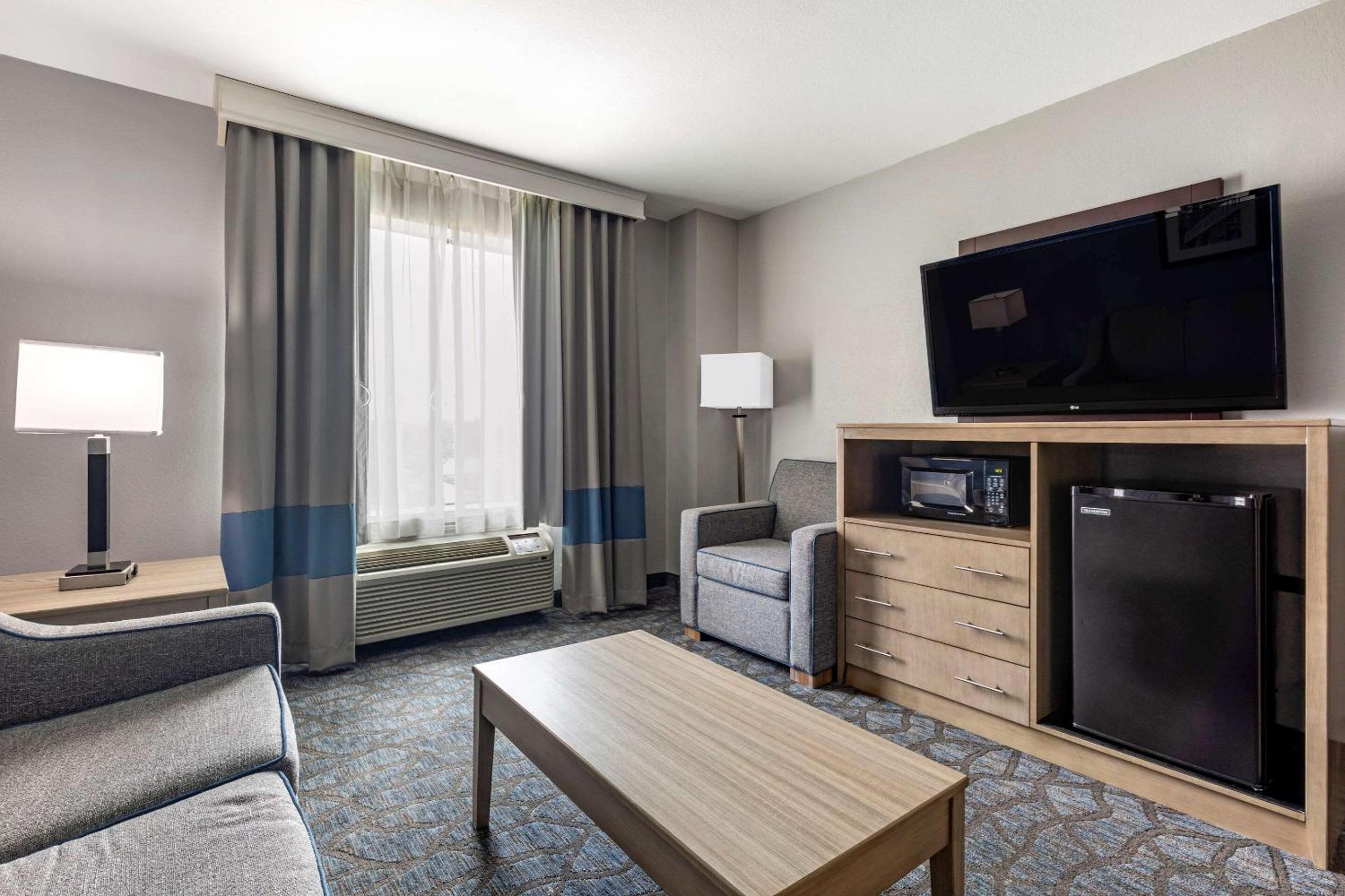 King Suite - Accessible/Non-Smoking - Photo 2