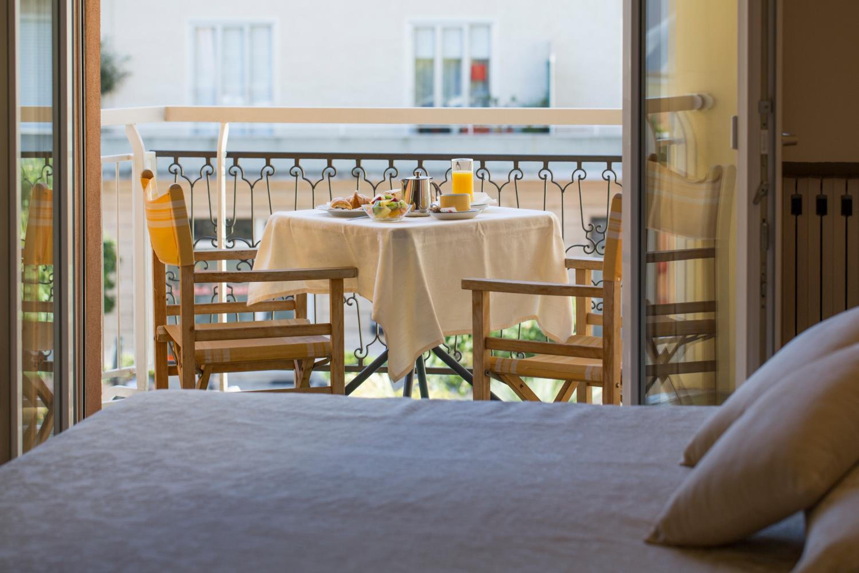 Junior Suite with Balcony - Photo 8