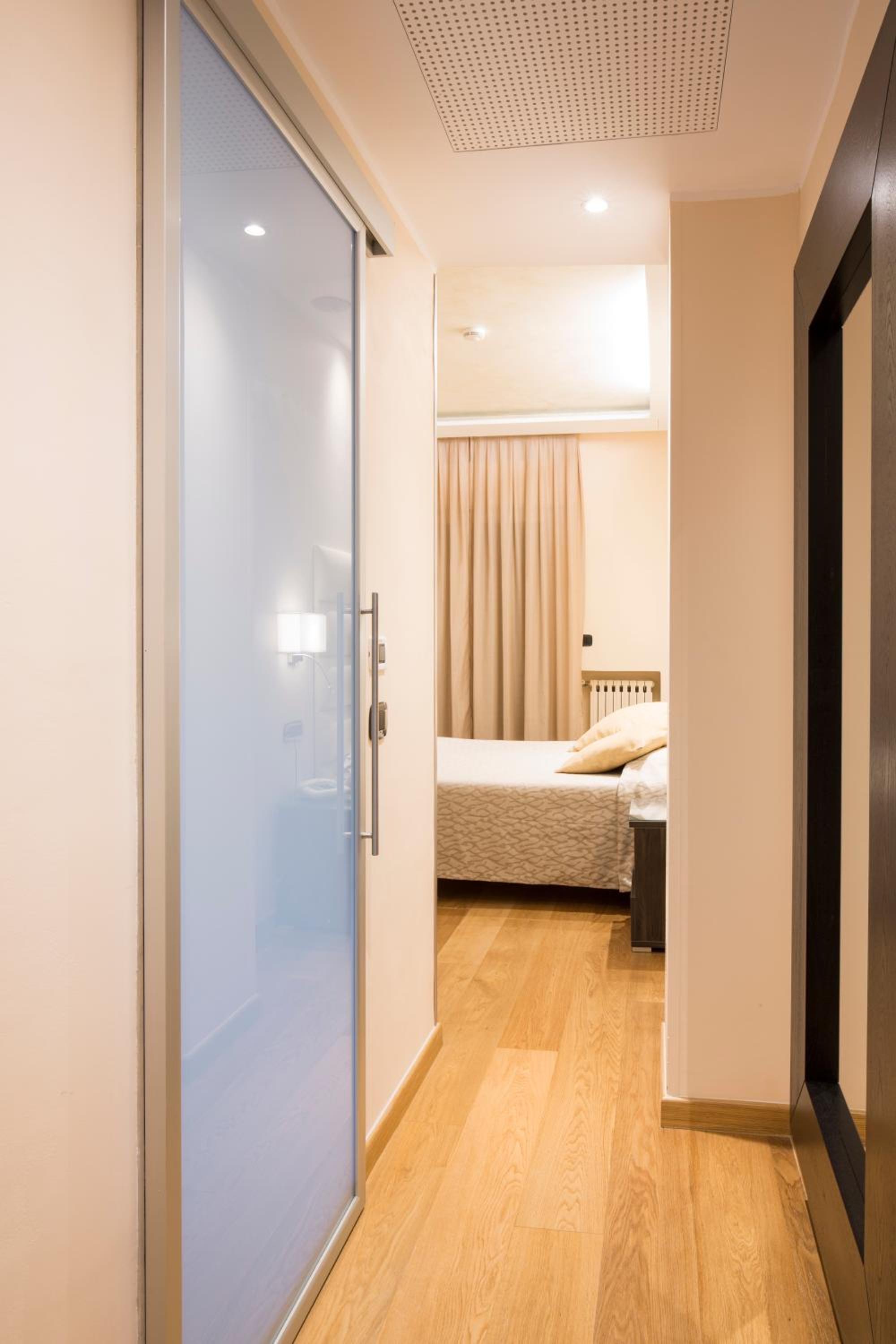 Junior Suite with Balcony - Photo 6