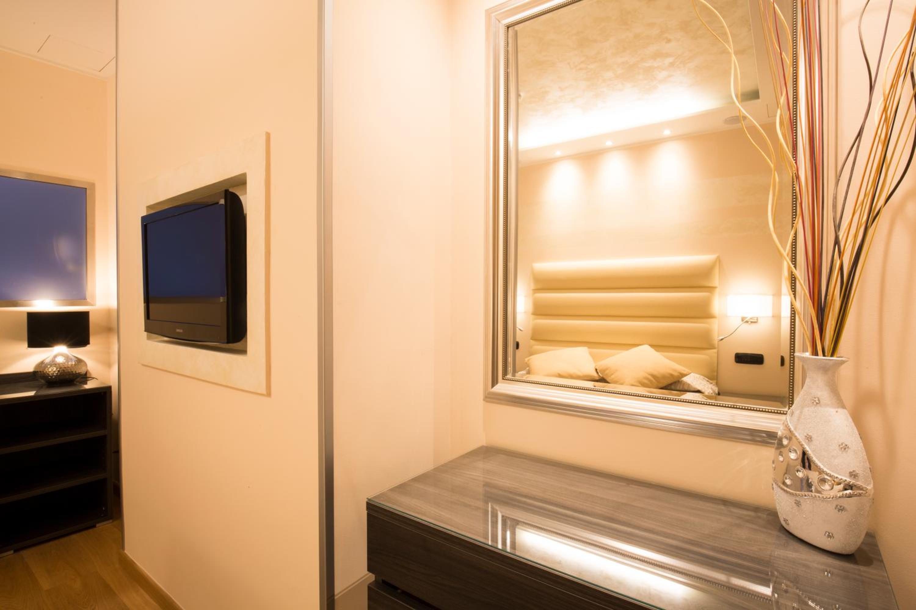 Junior Suite with Balcony - Photo 5