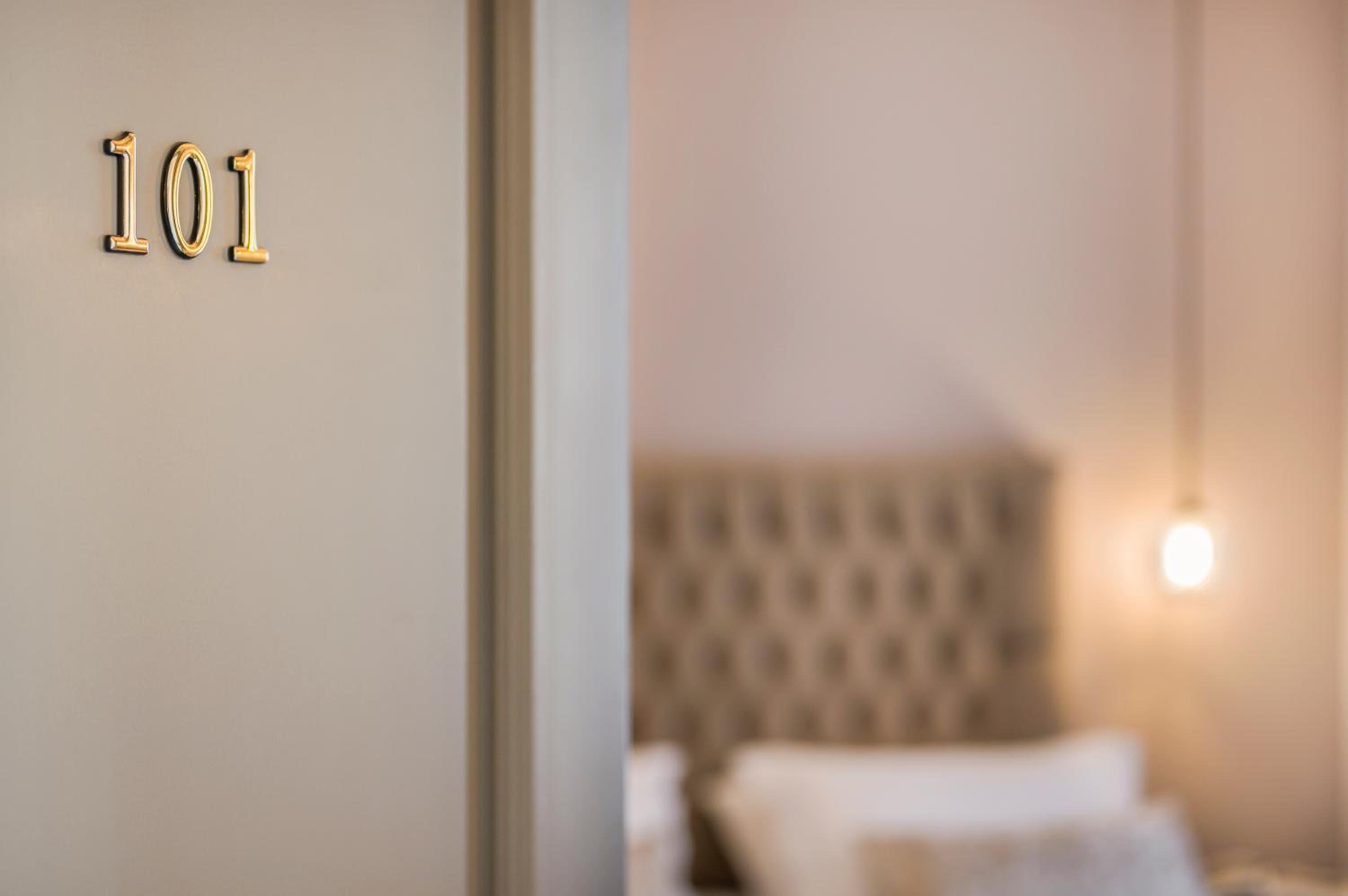Superior Double Room with City View - Photo 17