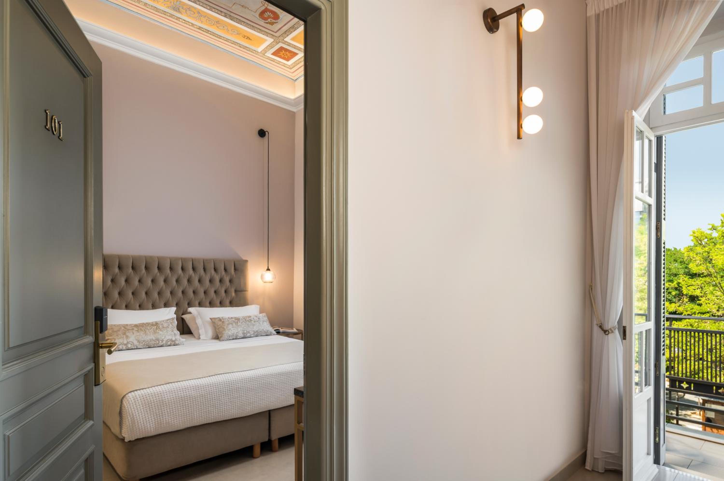 Superior Double Room with City View - Photo 13