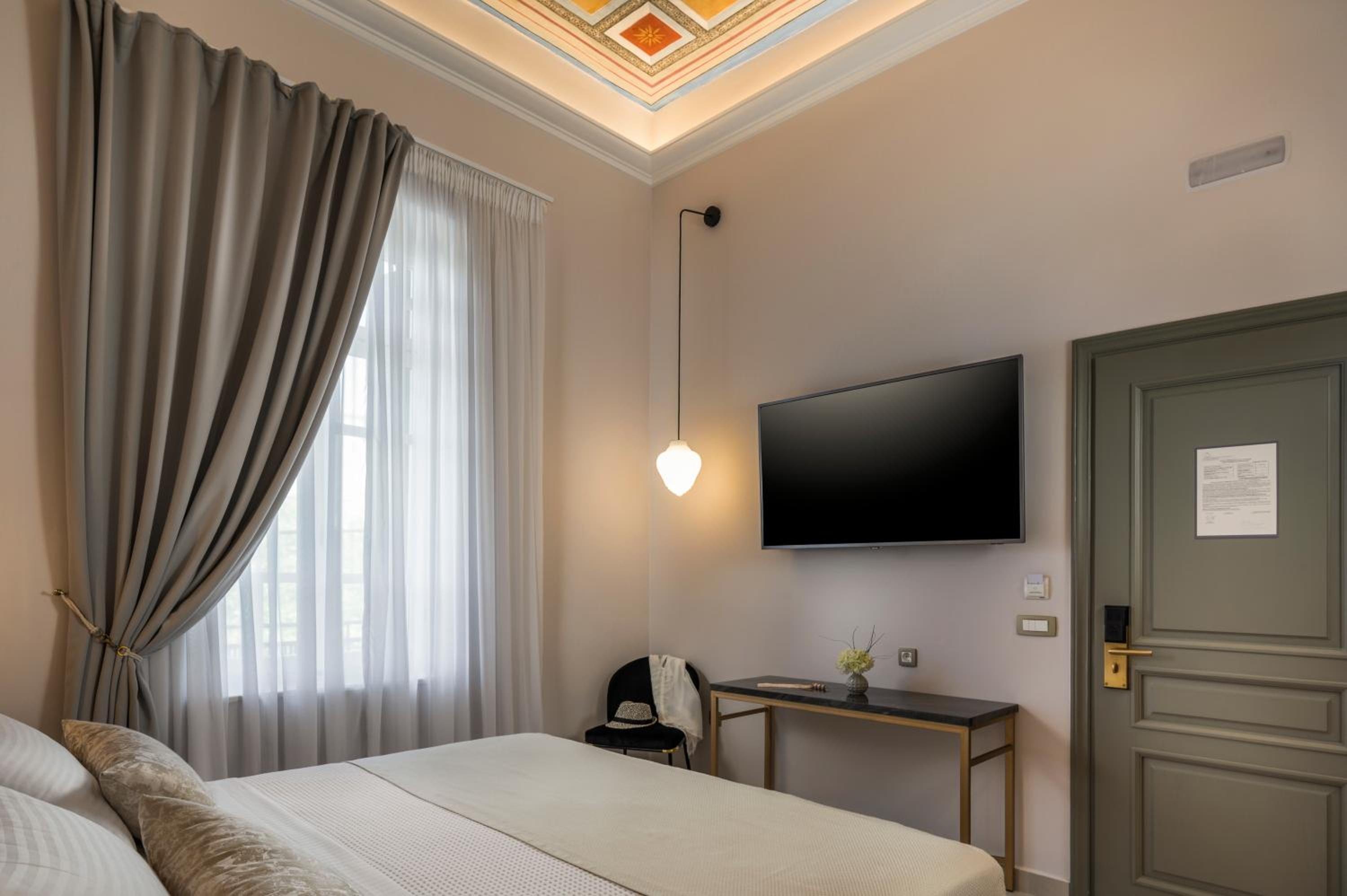 Superior Double Room with City View - Photo 2