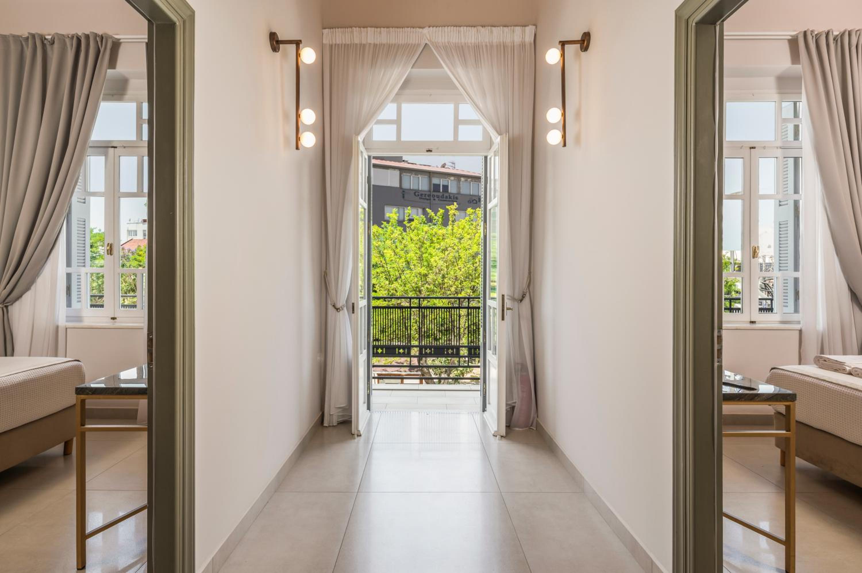 Superior Double Room with City View - Photo 15