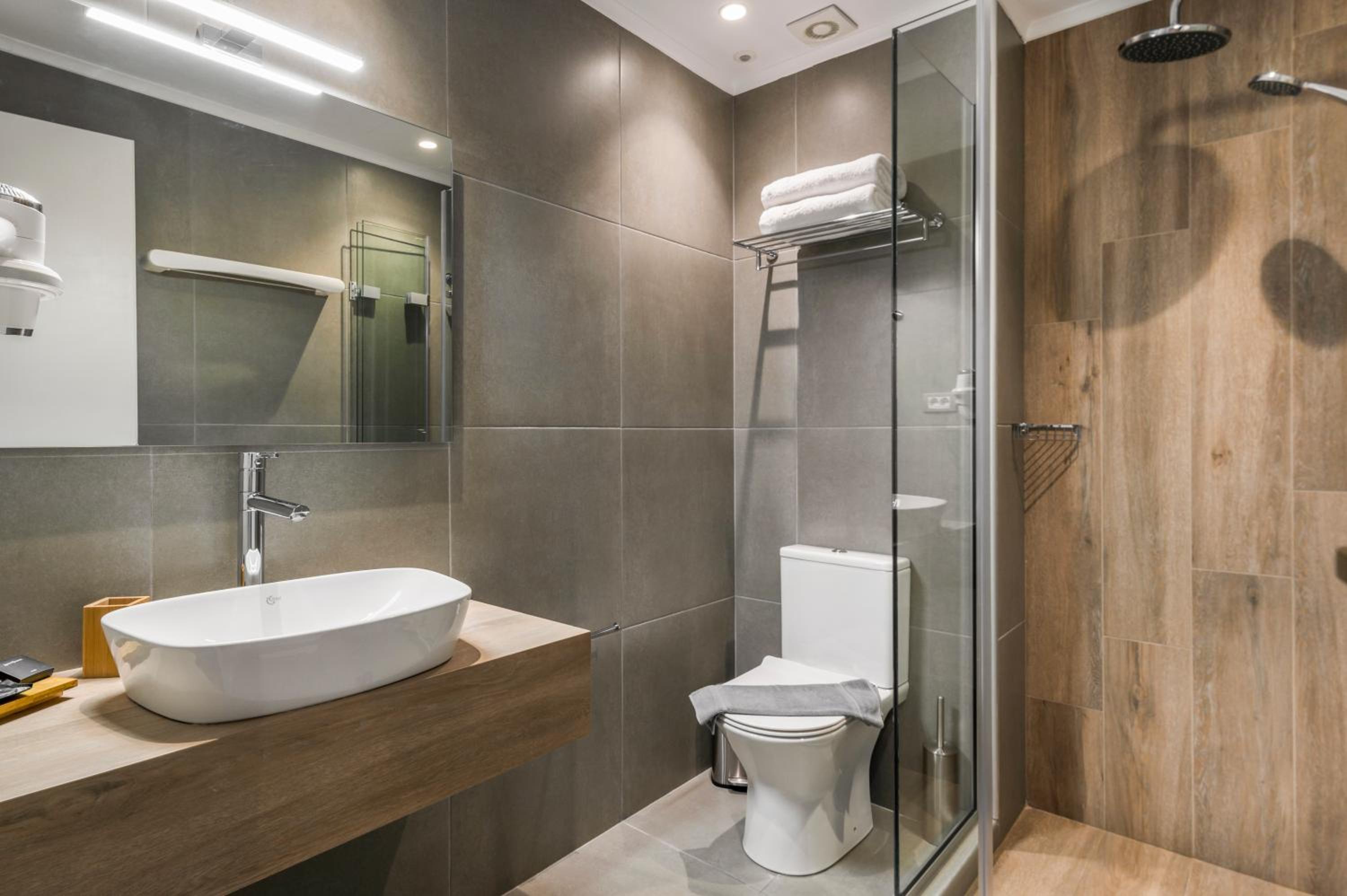 Superior Double Room with City View - Photo 10