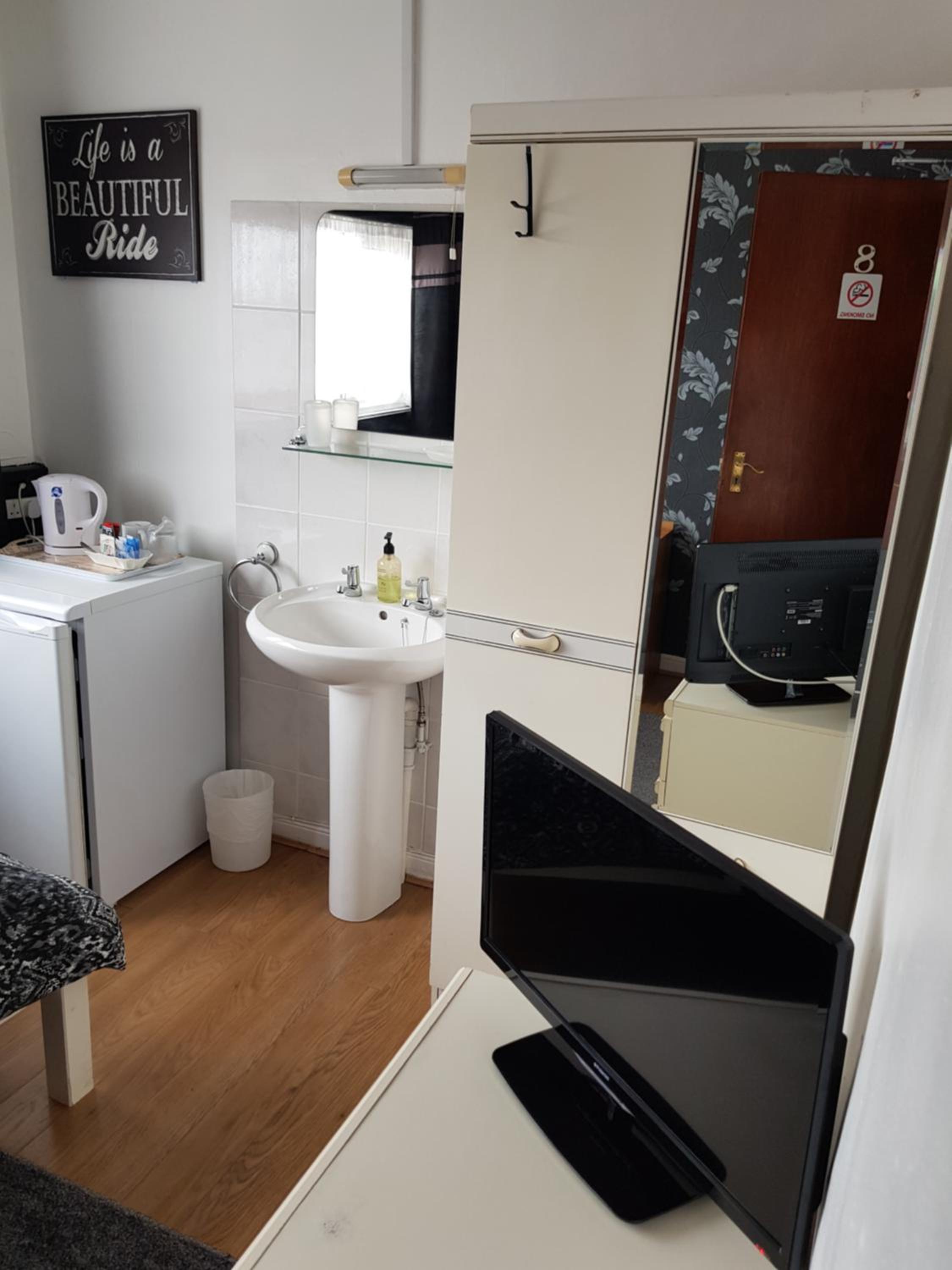 Single Room with Shared Toilet photo 2