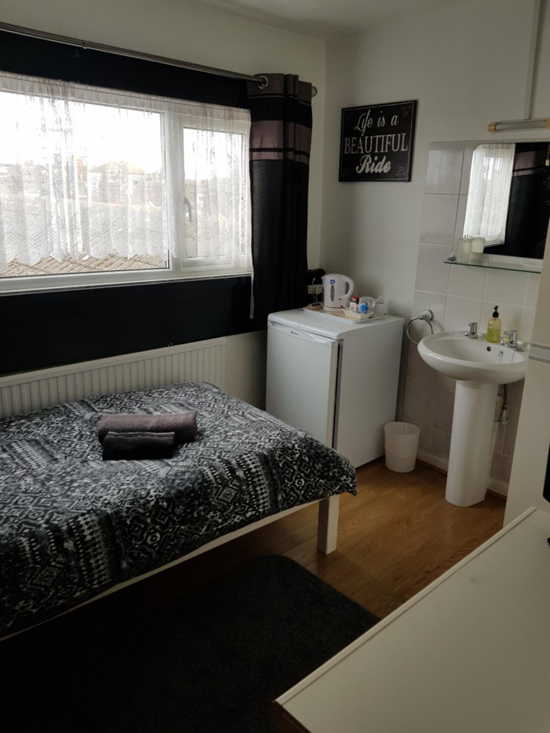 Single Room with Shared Toilet photo 3