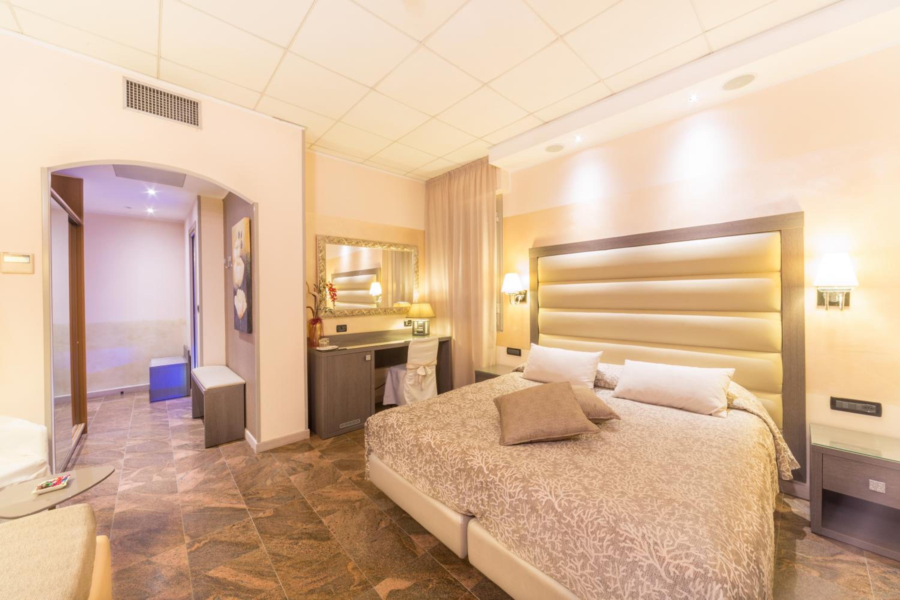 Comfort Double Room with Spa Bath - Photo 1