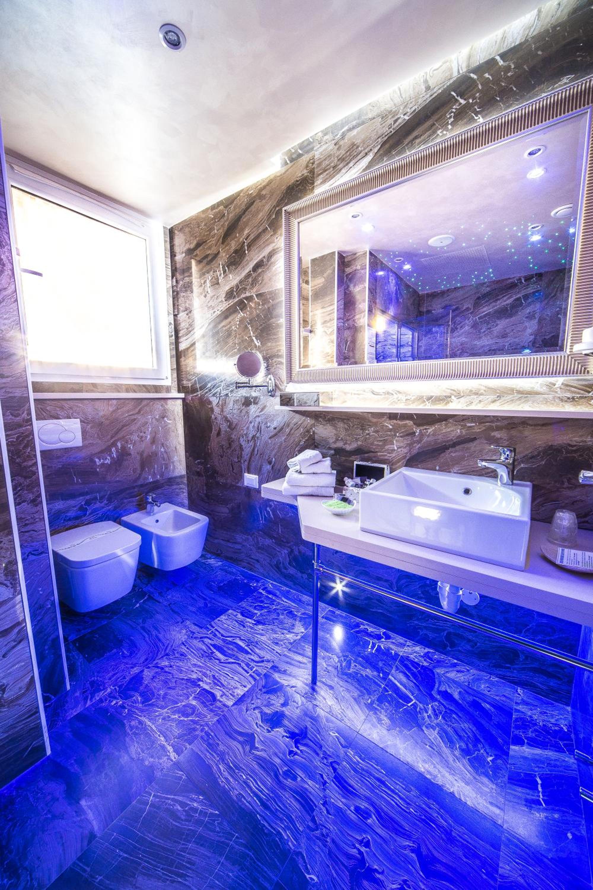 Comfort Double Room with Spa Bath - Photo 7