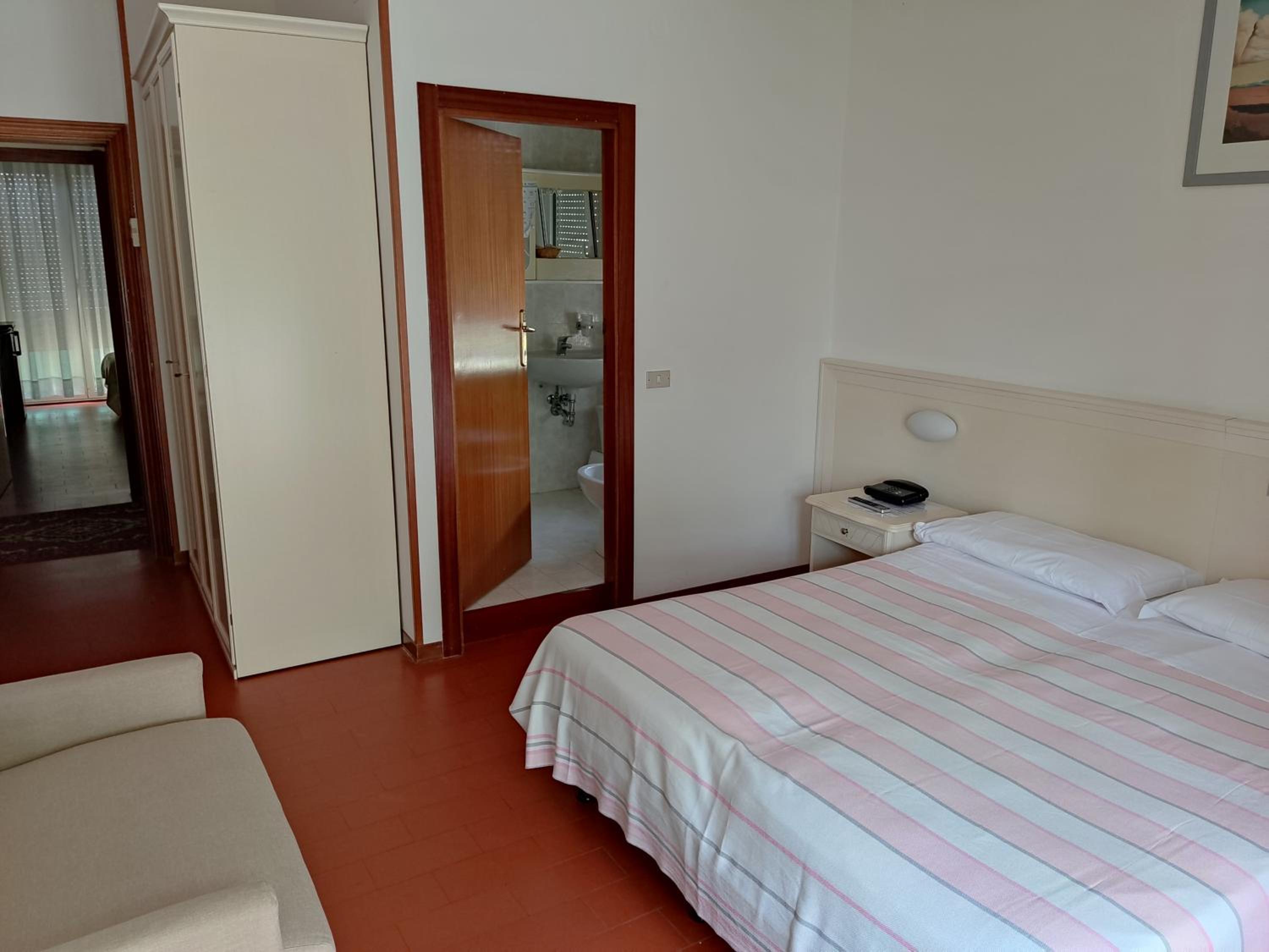 Double Room With Private Bathroom photo 2