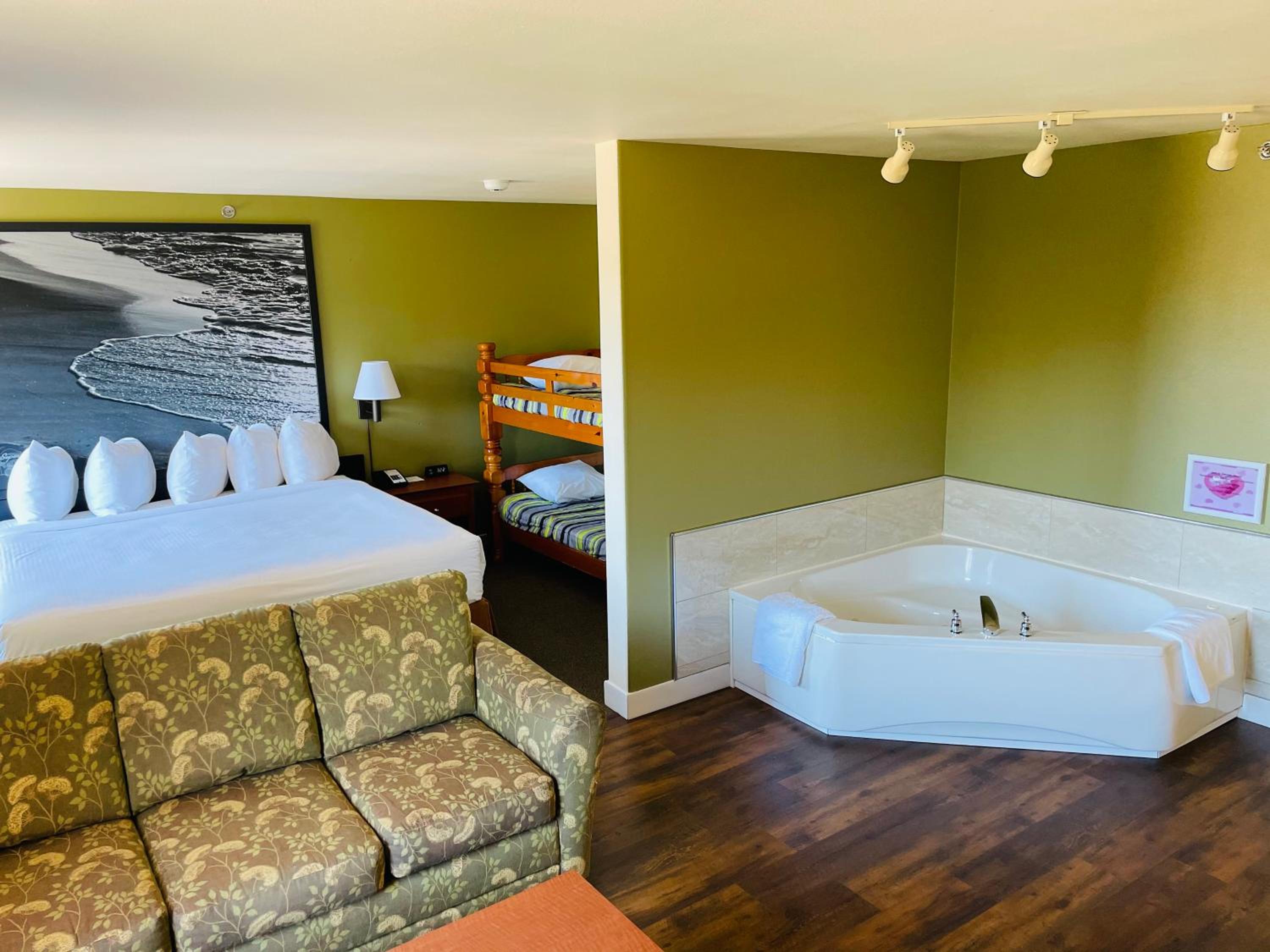 Jacuzzi Suite - Non-Smoking - Photo 4