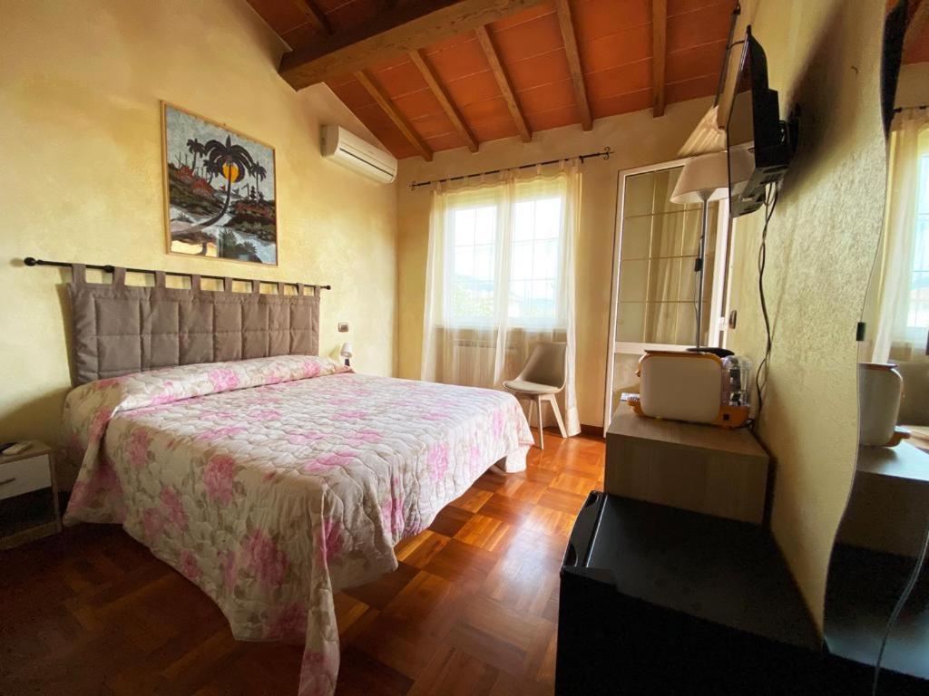 Double Room with Private External Bathroom photo 2