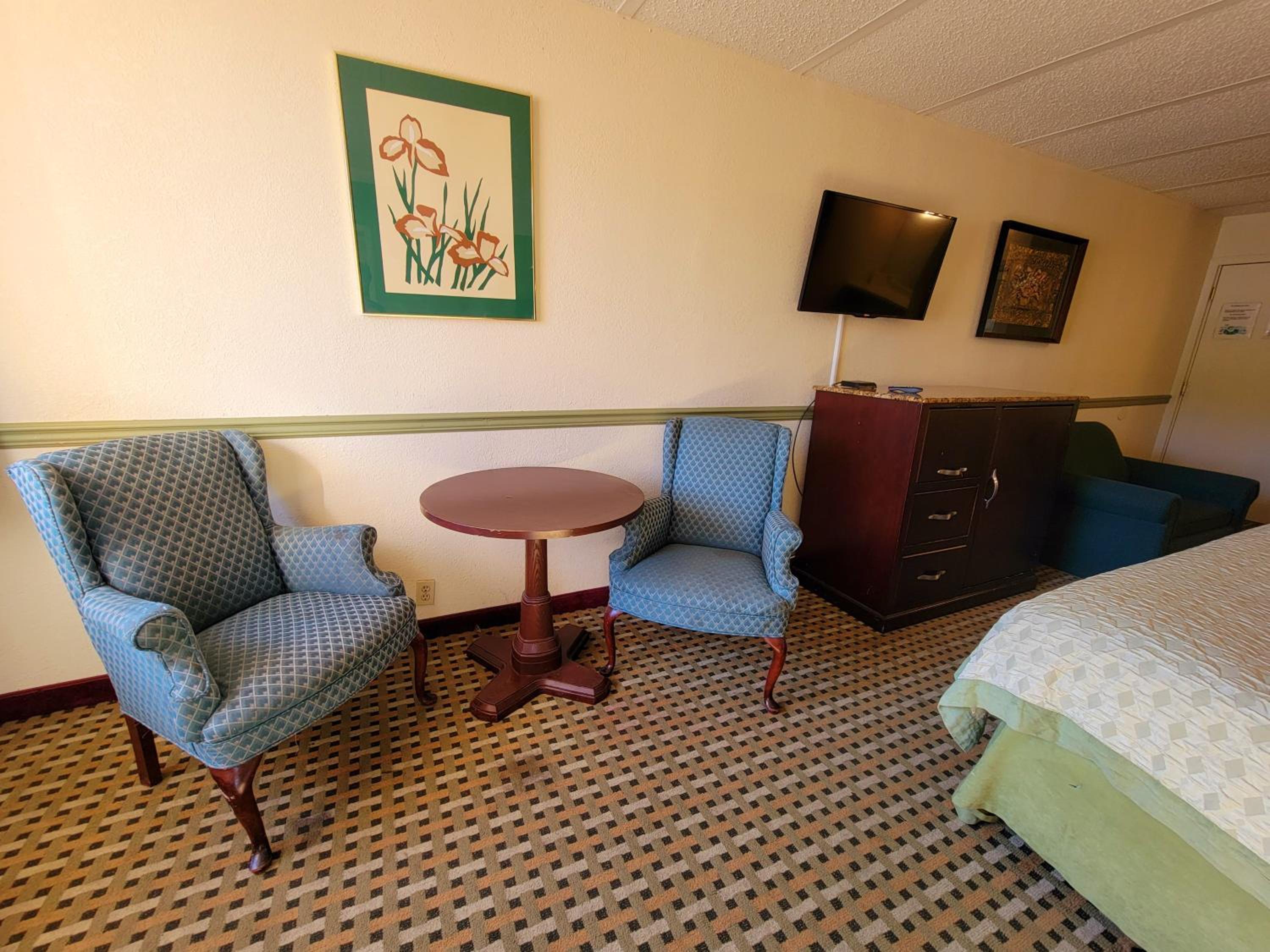 King Suite - Non-Smoking - Photo 3